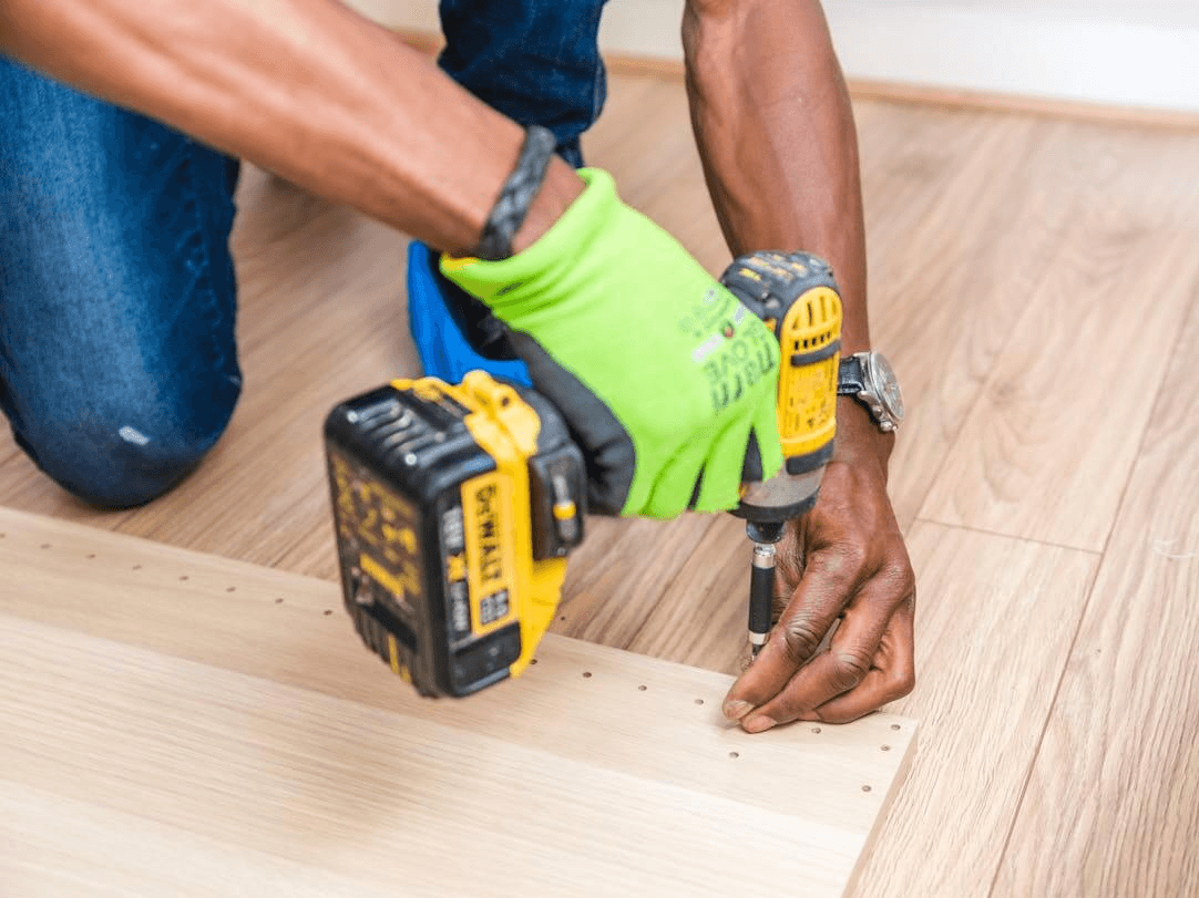 a bird sitting on a birdhouse