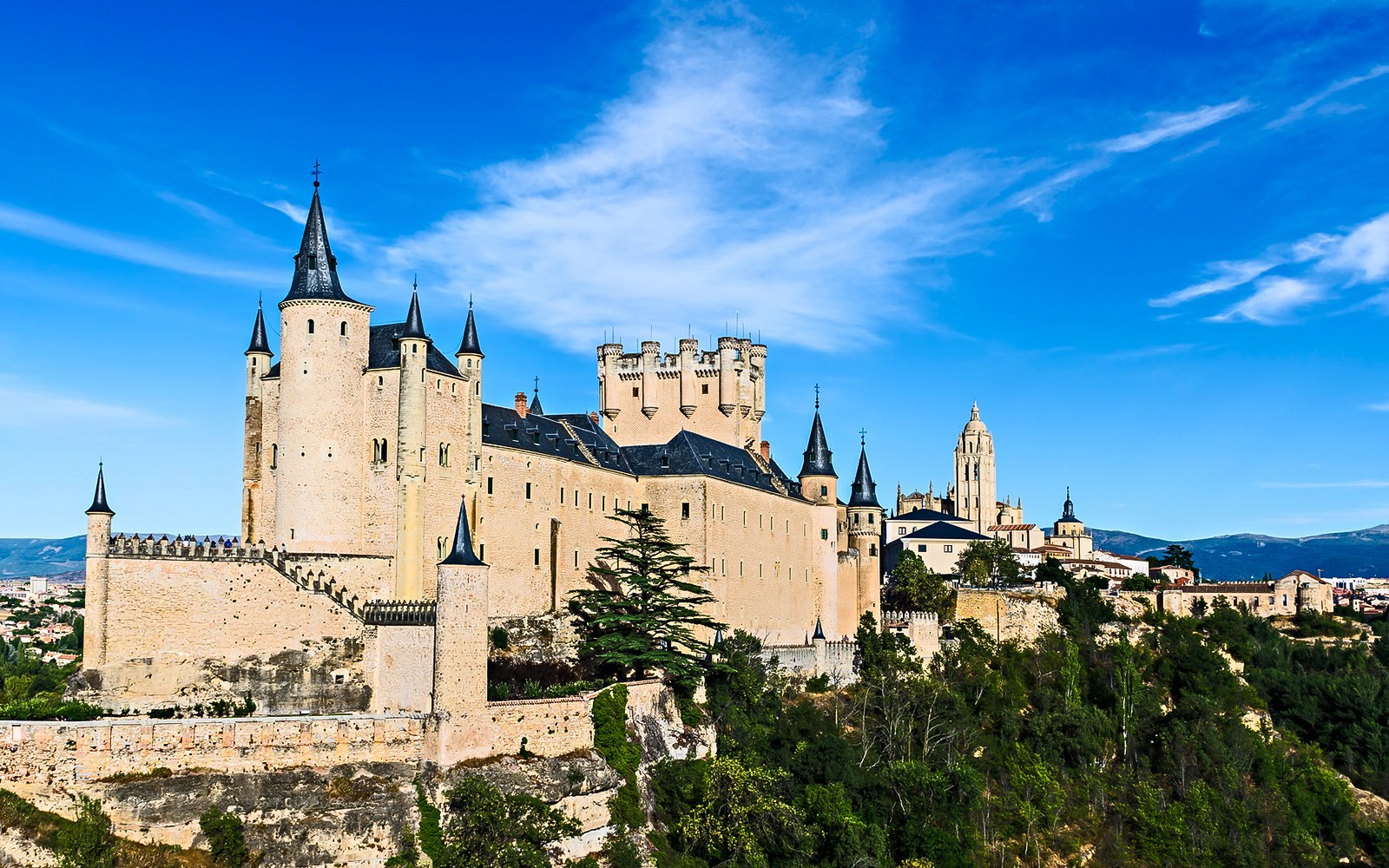 Alcázar van Segovia kasteel met torens en omliggend landschap.
