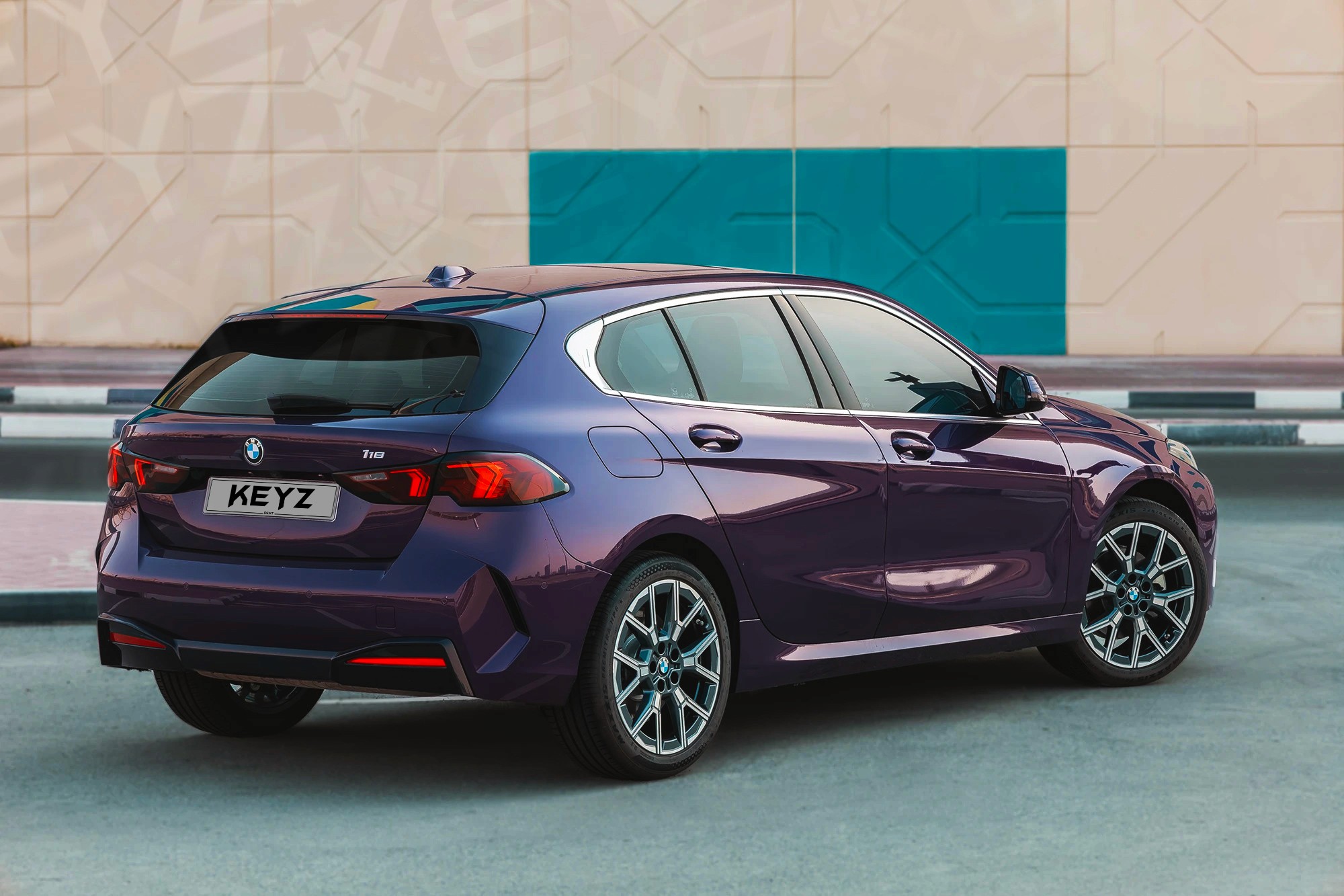 Vue extérieure arrière BMW 118i Violet  – Location Berline à Dubaï | Keyz Rent