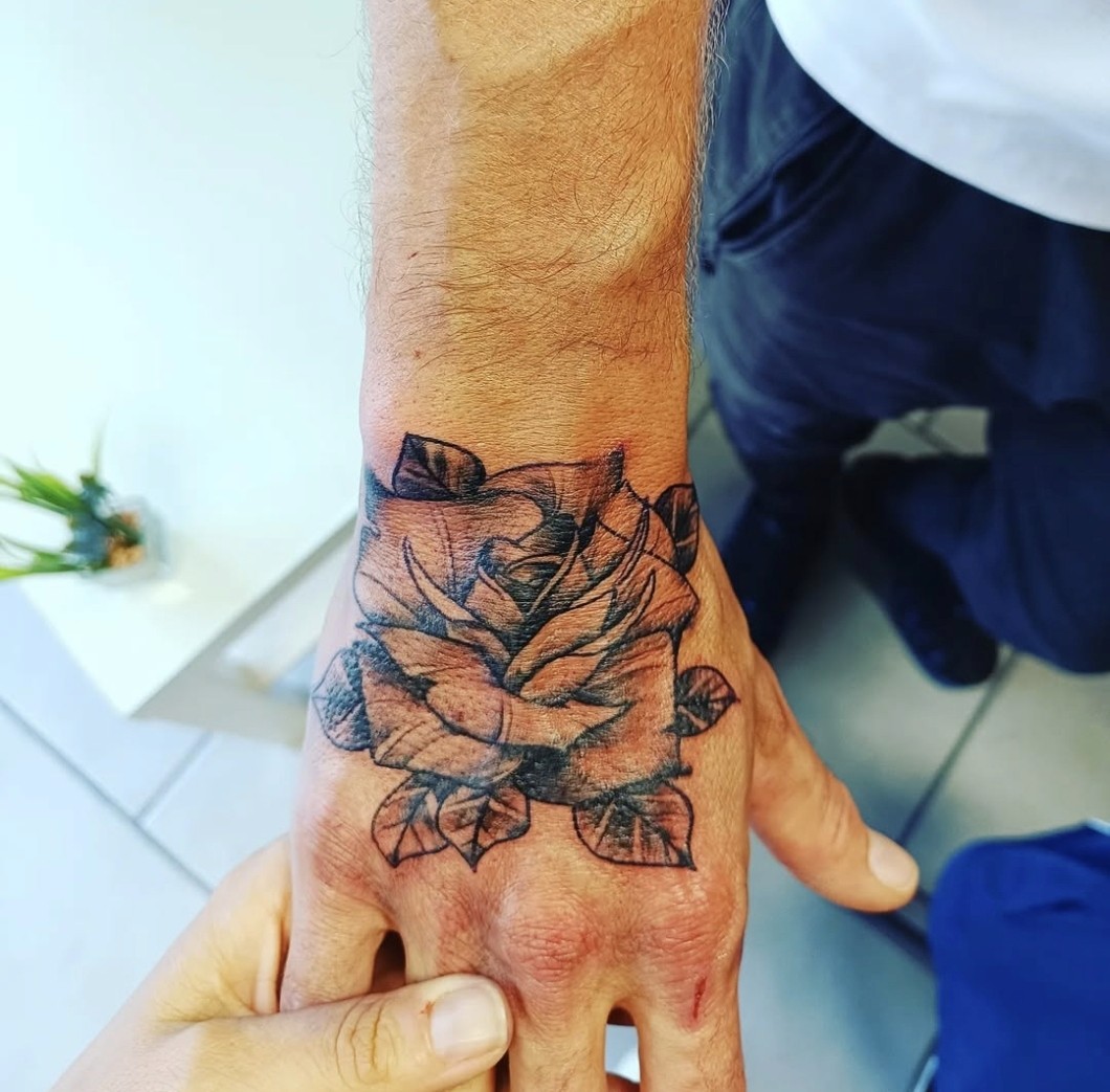 tatouage main couleur