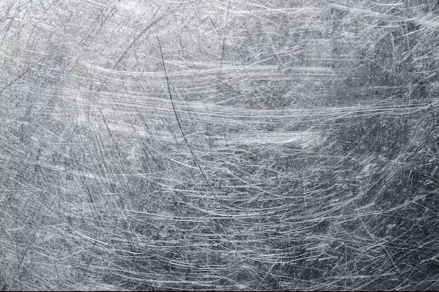 Carlo Celanetti mentre assembla delle panchine colorate nel laboratorio artigianale a Tivoli in uno spazio di lavoro organizzato in catena di montaggio seguendo il suo stile.