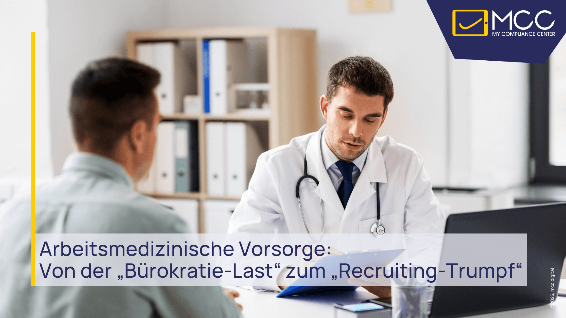 Mitarbeiter im gespräch mit dem Betriebsartz