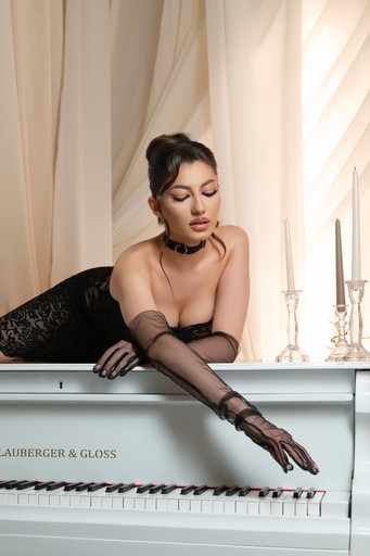 Ședință foto portret feminin elegant realizată într-un studio foto profesional din București