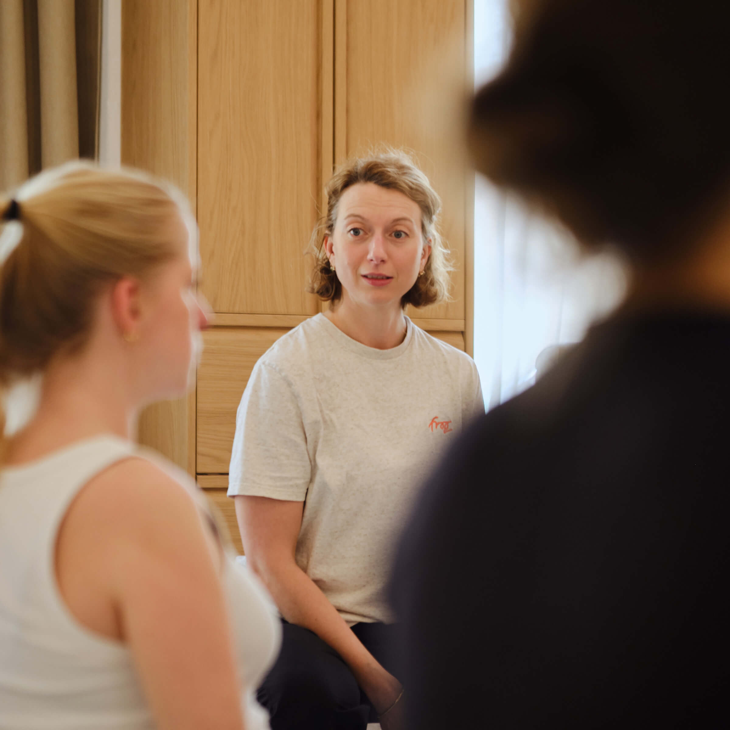 Smilende kvinder dyrker pilates