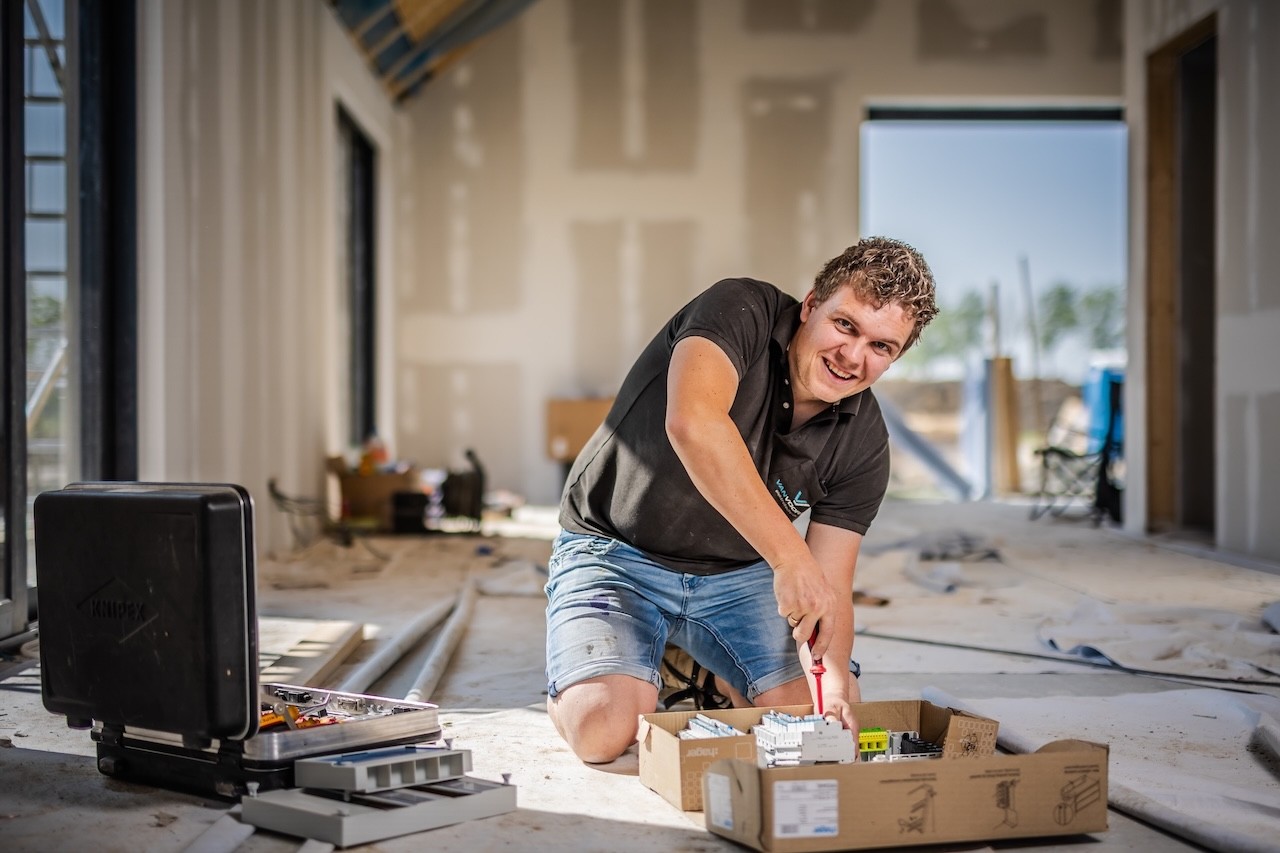 Reinard van Van Voorst Elektrotechniek aan het werk bij een klus
