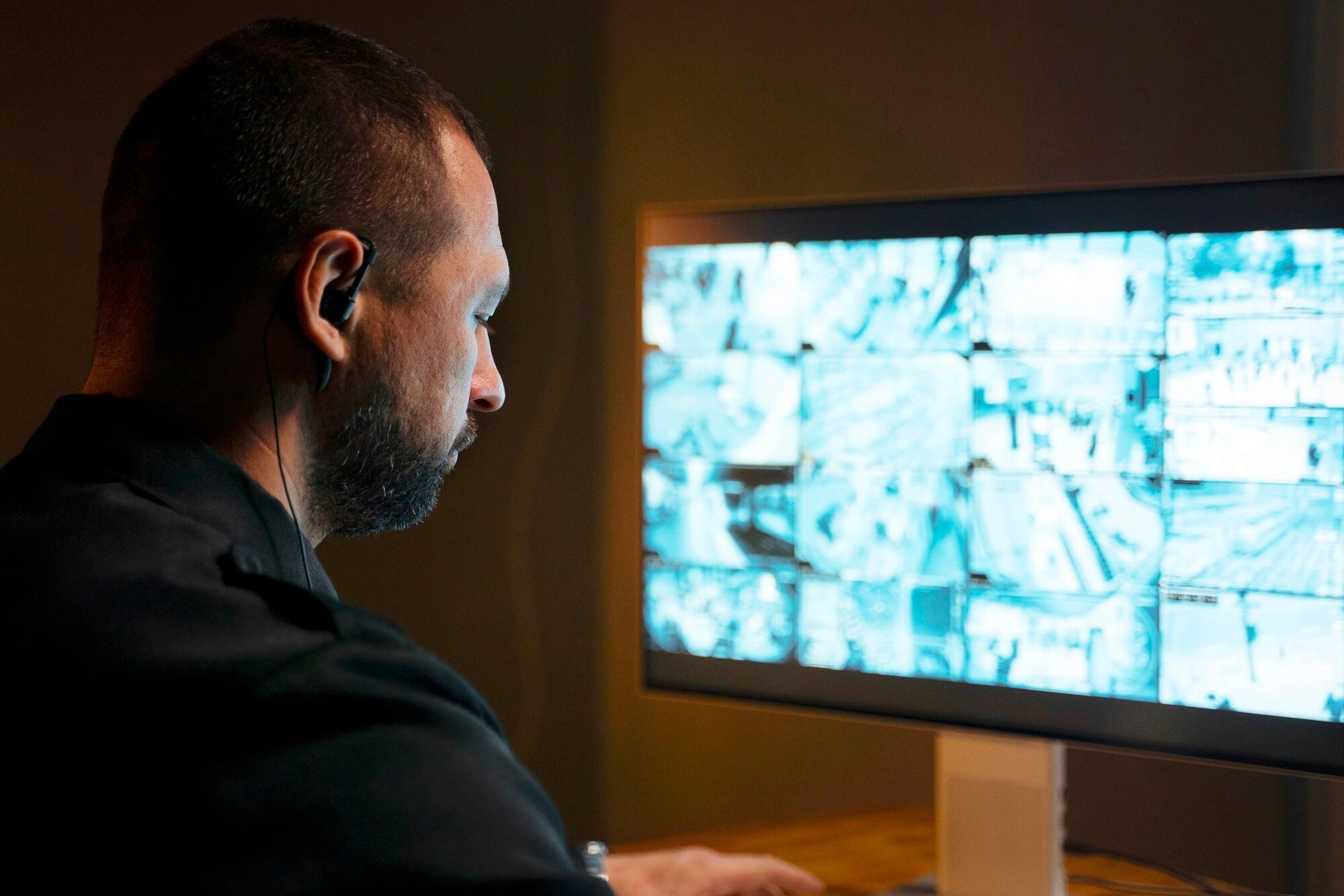 Agent de sécurité privée qui surveille un poste de surveillance