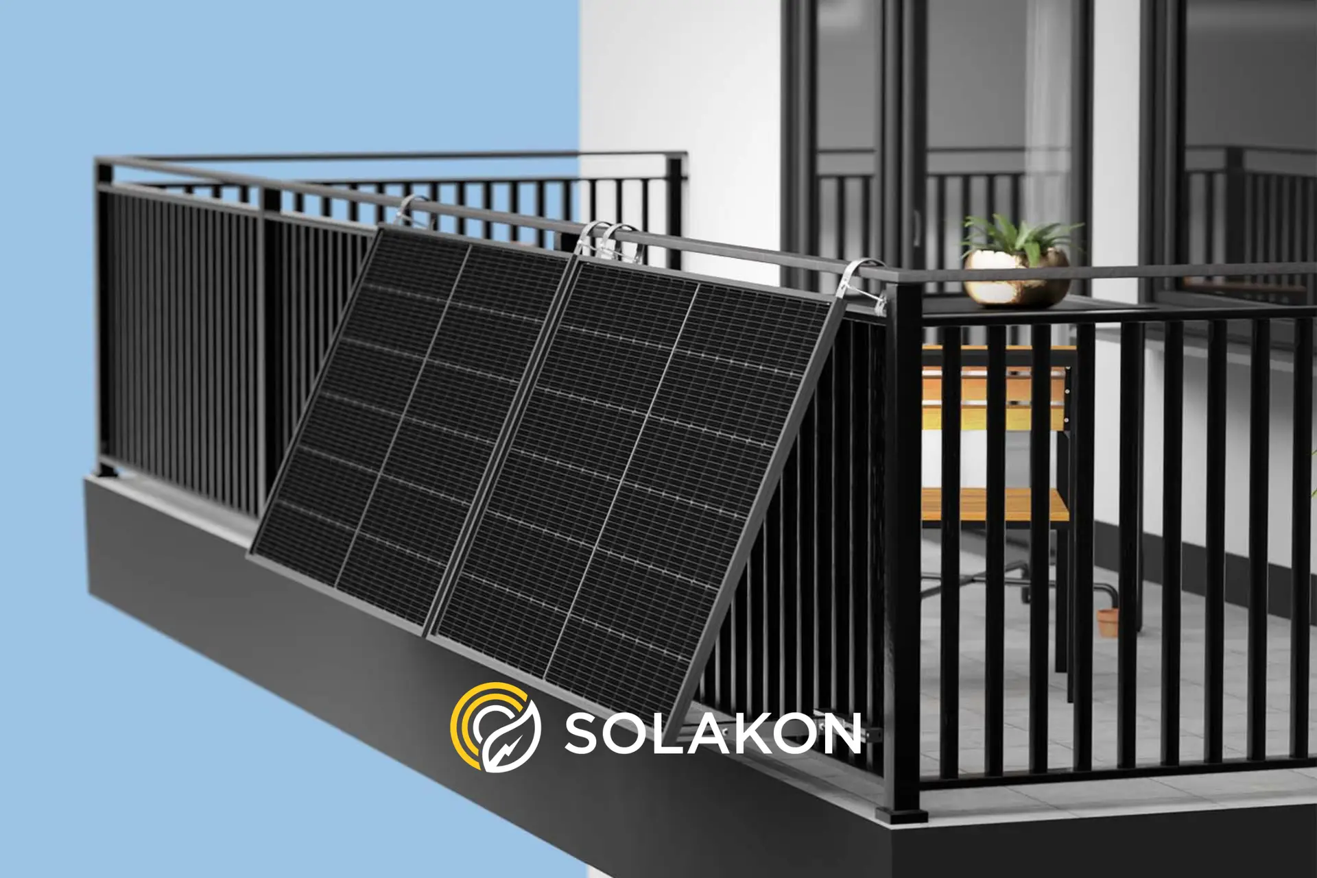 Solarmodule an einem Balkon montiert vor blauem Himmel, nachhaltige Energie, urbane Nutzung.