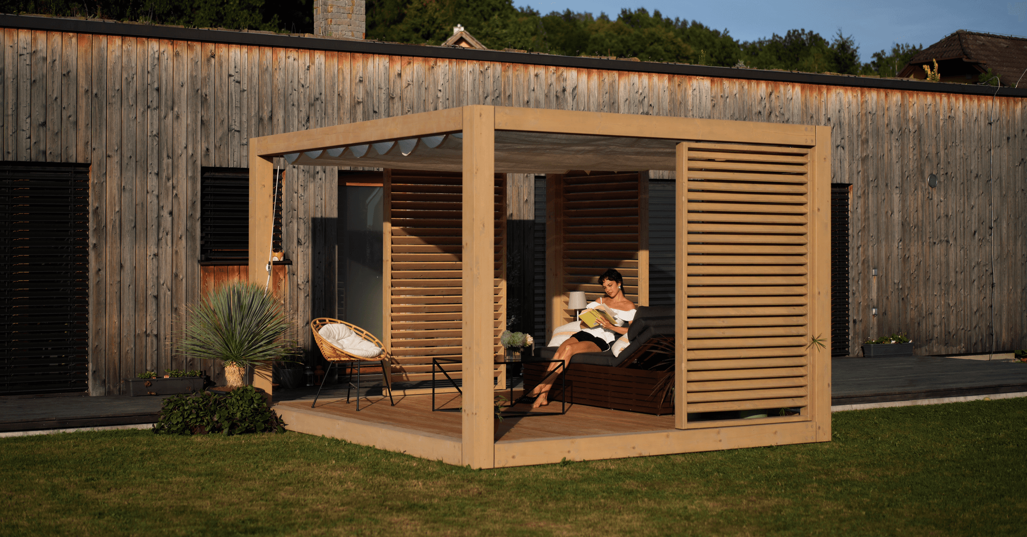 Pergola TerraBlock BLOCK II s posuvným lamelovým rámem a baldachýnem