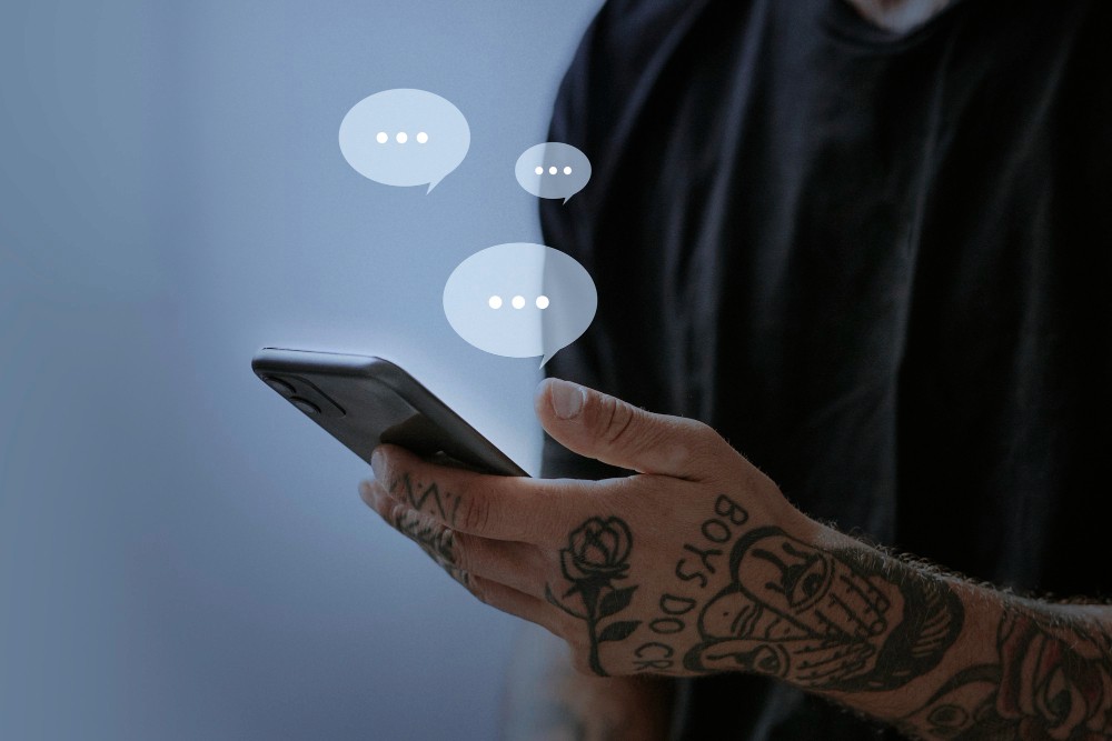 Aplicación de chat inteligente en smartphone mostrando conversación con mensajes azules y verdes en pantalla