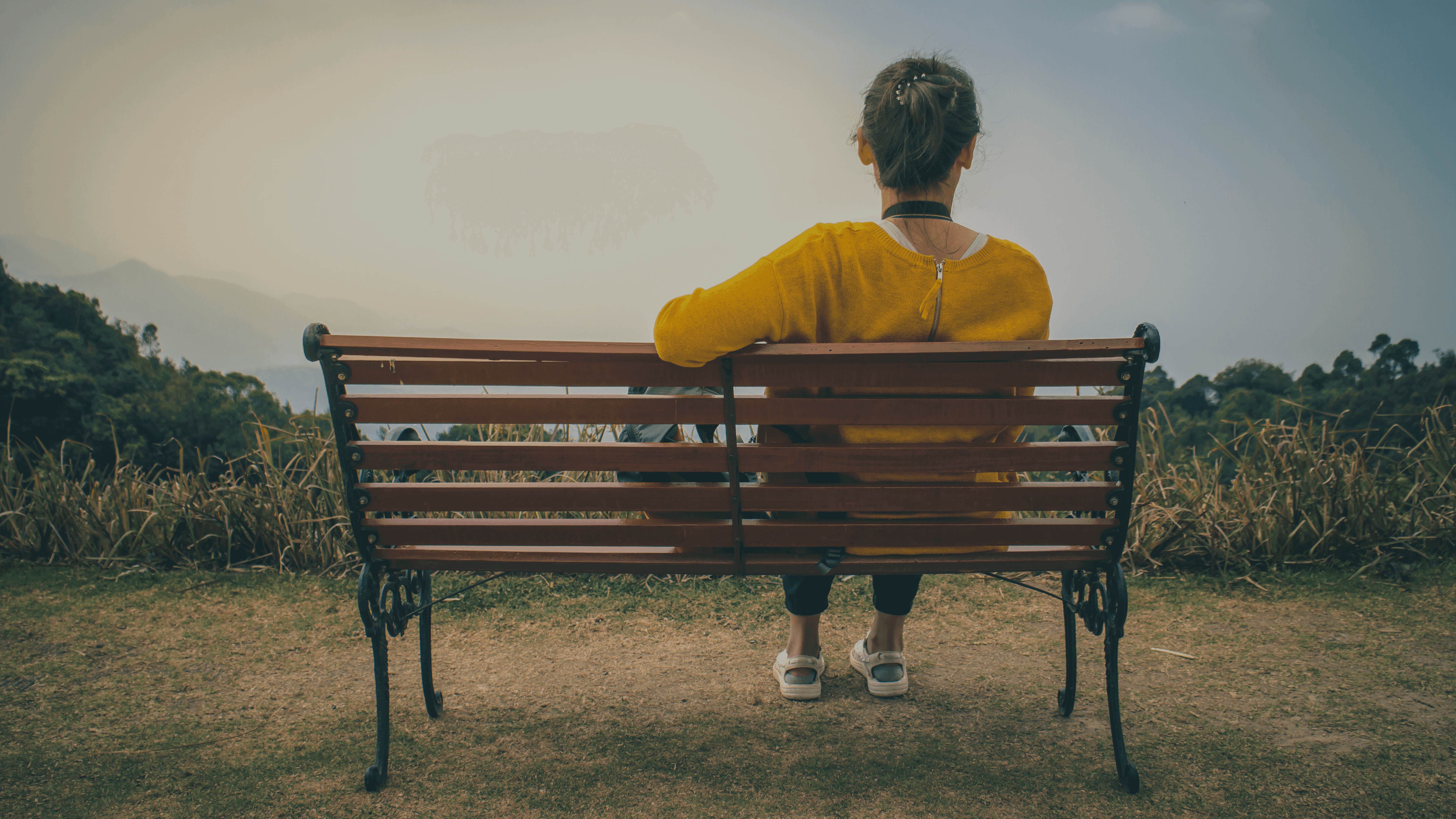 kvinna sitter på en parkbänk med utsikt. autism vuxen cevia psykiatri