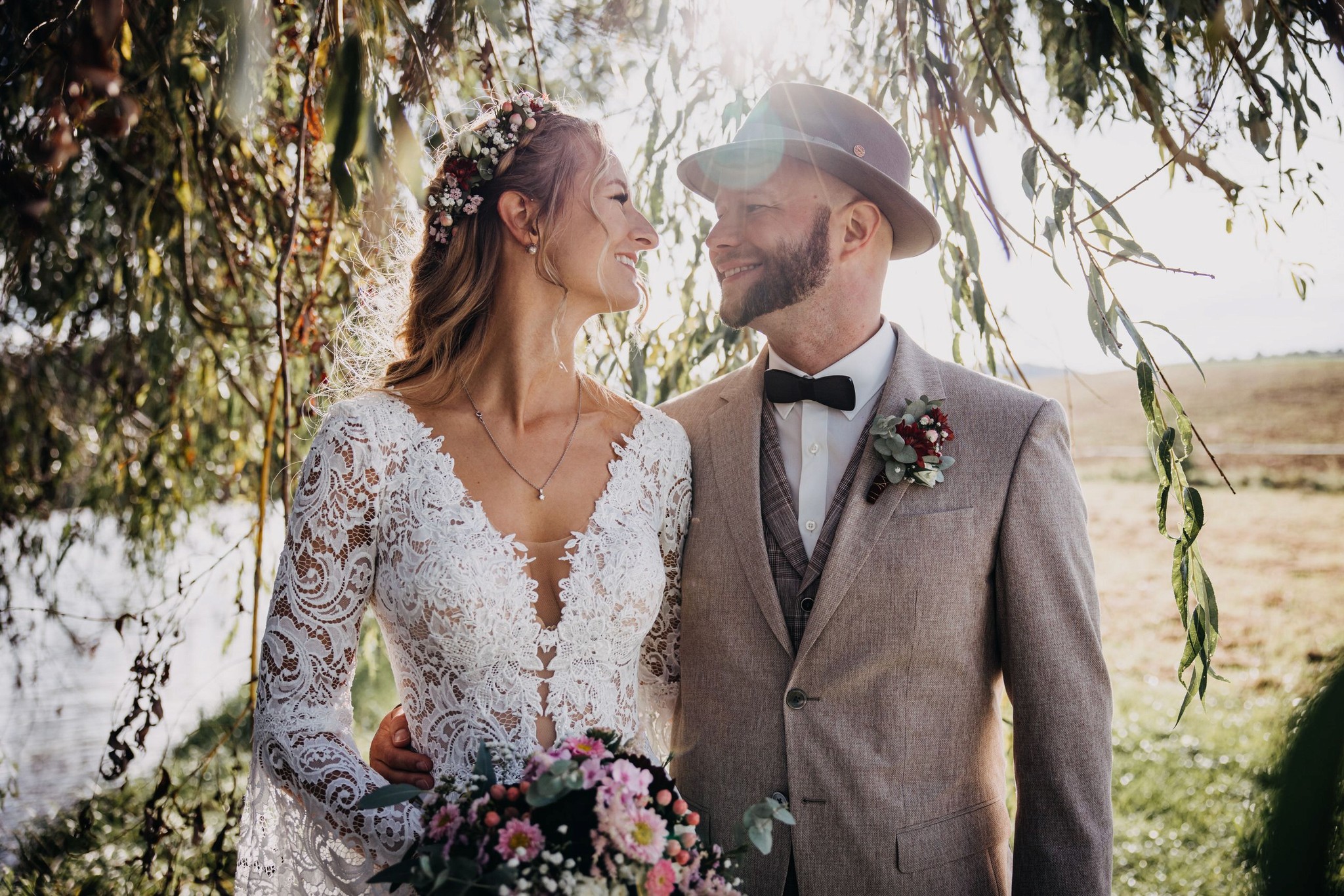 uthentisches Porträt eines Brautpaares unter Weidenzweigen
