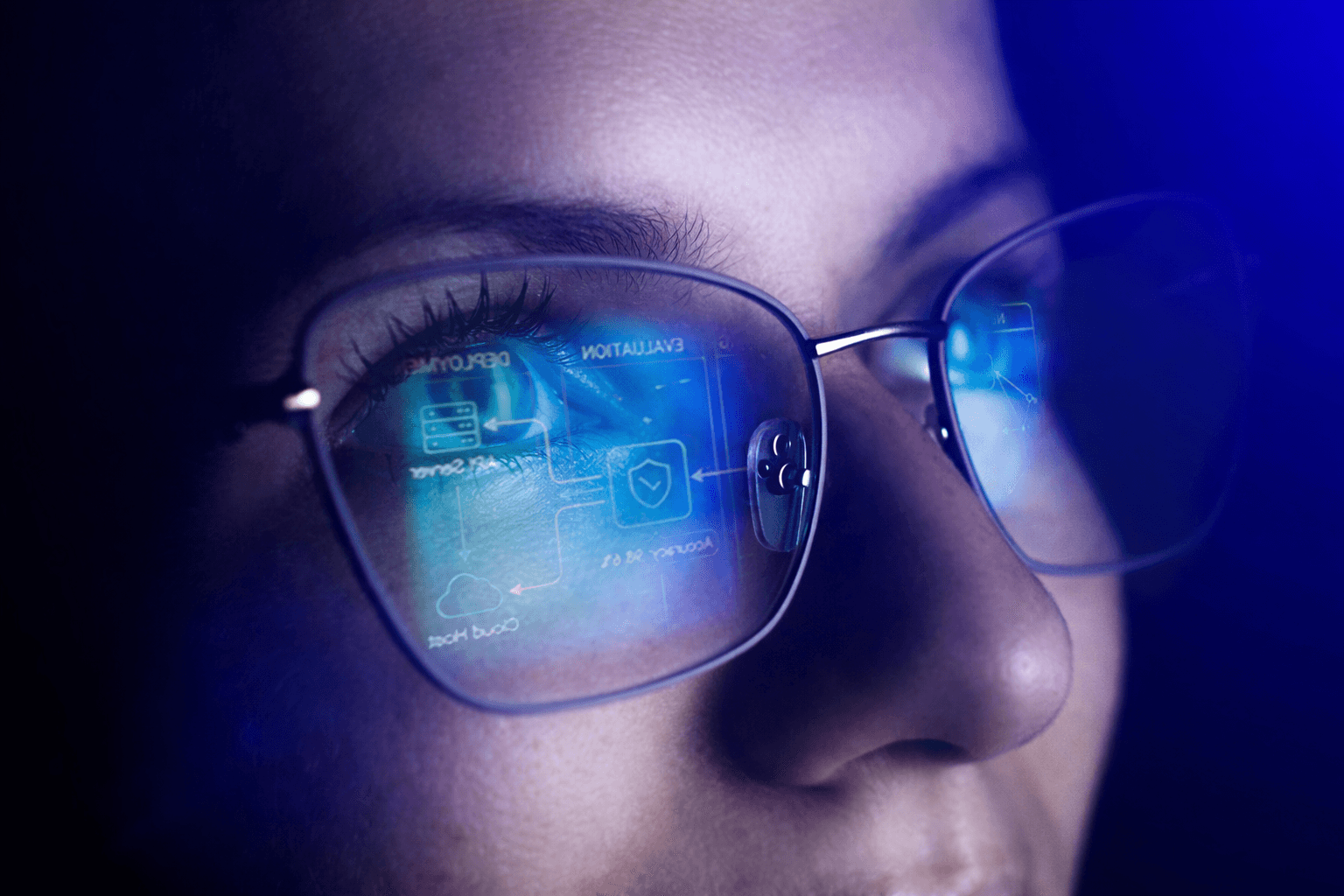Ein Close Up einer Person mit Brille, in deren Gläsern sich ein AI Workflow widerspiegelt