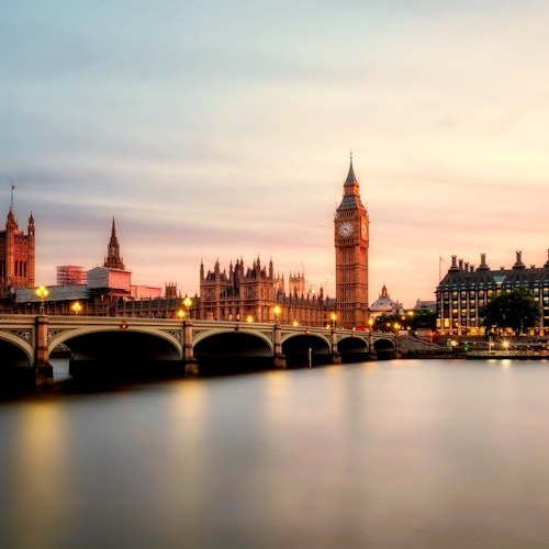 Die Westminster-Brücke über die Themse mit dem Big Ben und den Houses of Parliament bei Sonnenuntergang.