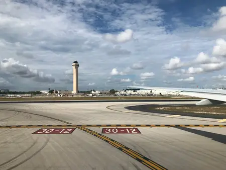 uma pista de aeroporto