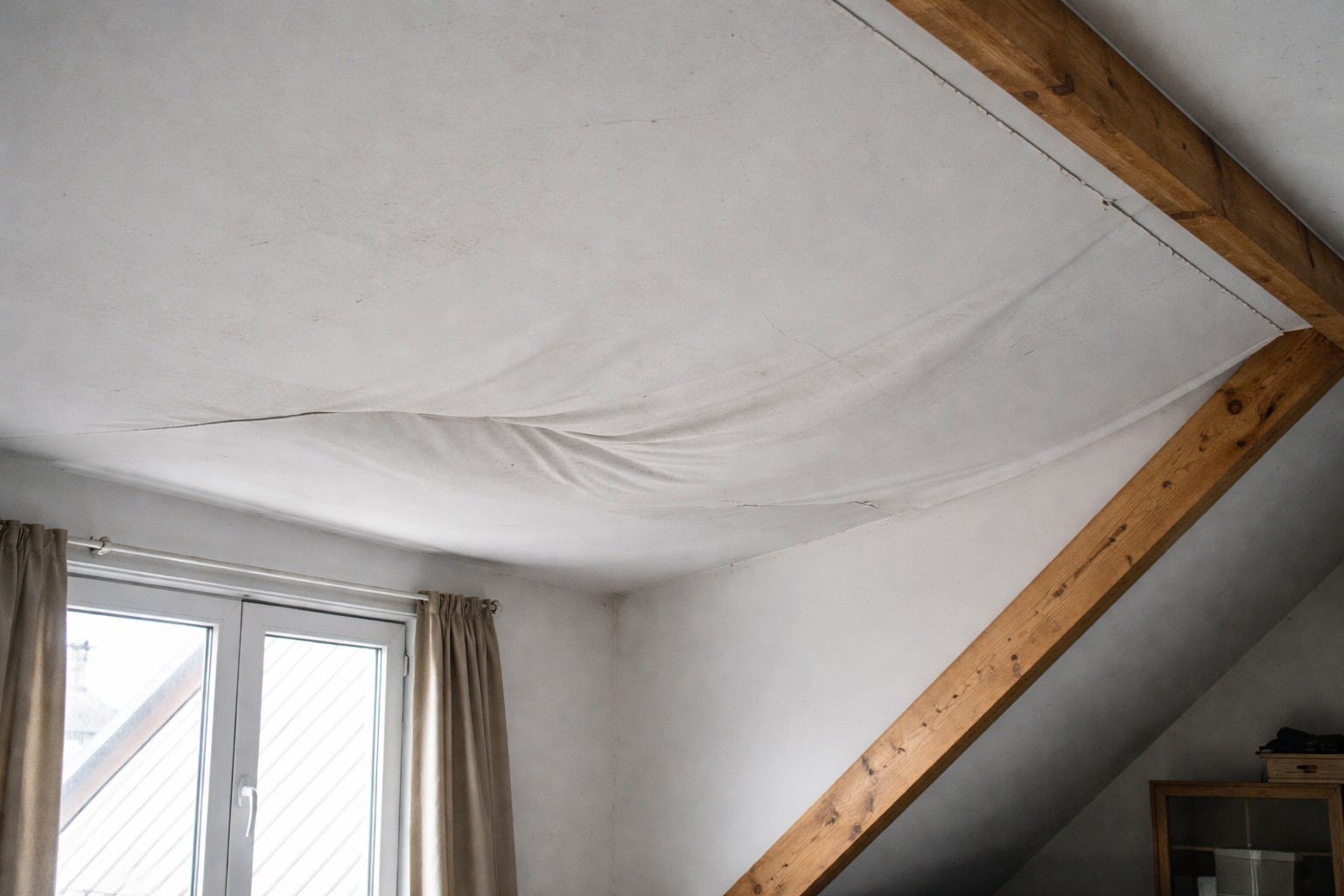 plafond qui gondole sous combles avec affaissement visible du plâtre et traces d humidité