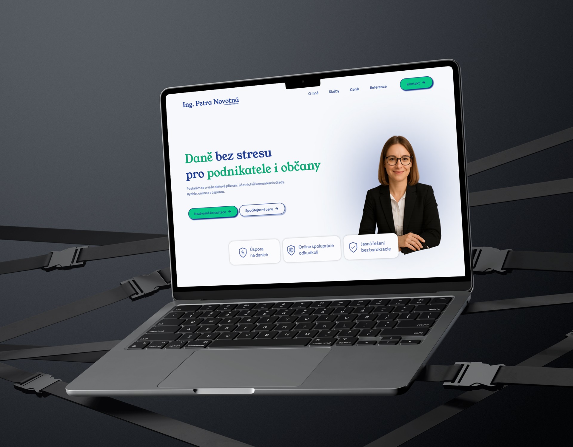 Ukázka webu daňové poradkyně Petry Novotné zobrazená na Macbooku.