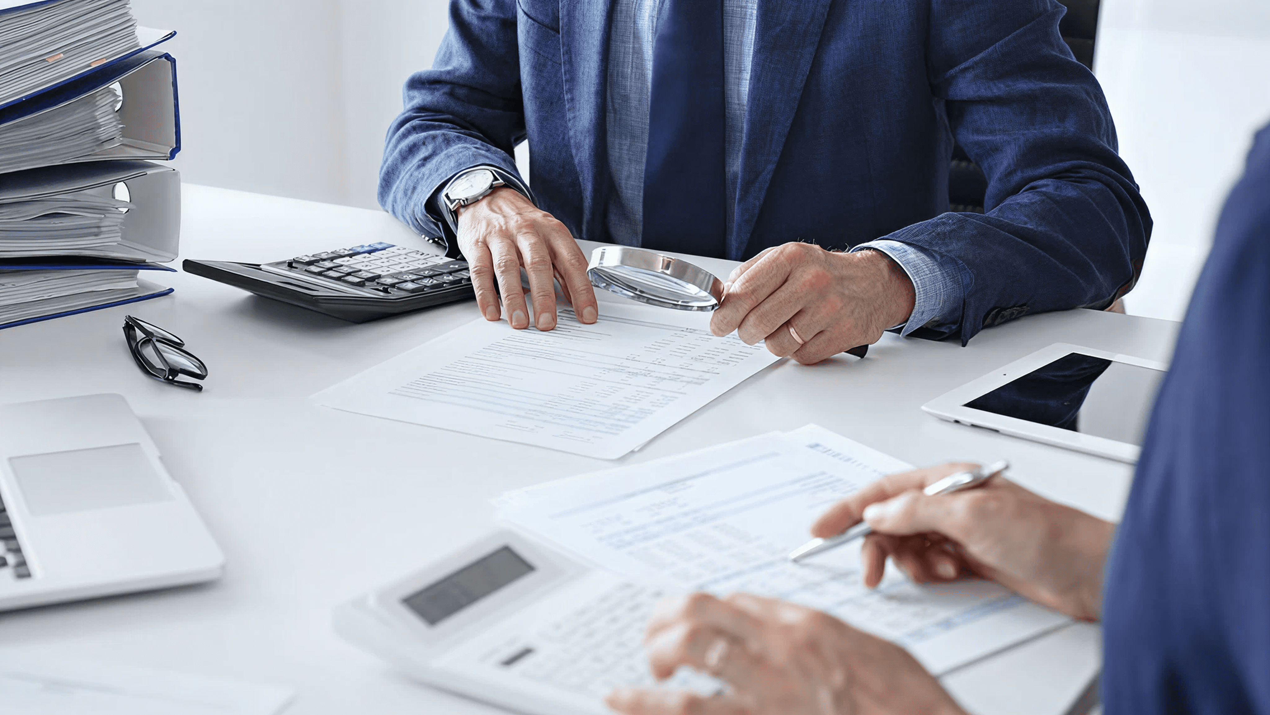 experti contabili analizand rapoarte financiare pentru SRL