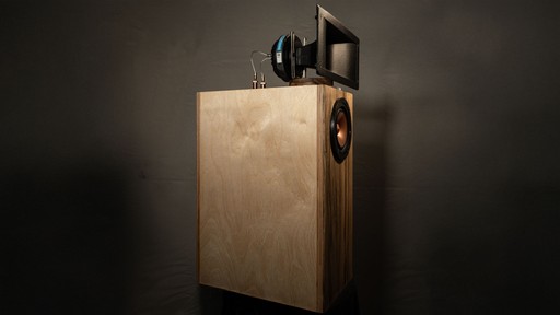 Hiro Junior side view with horn top