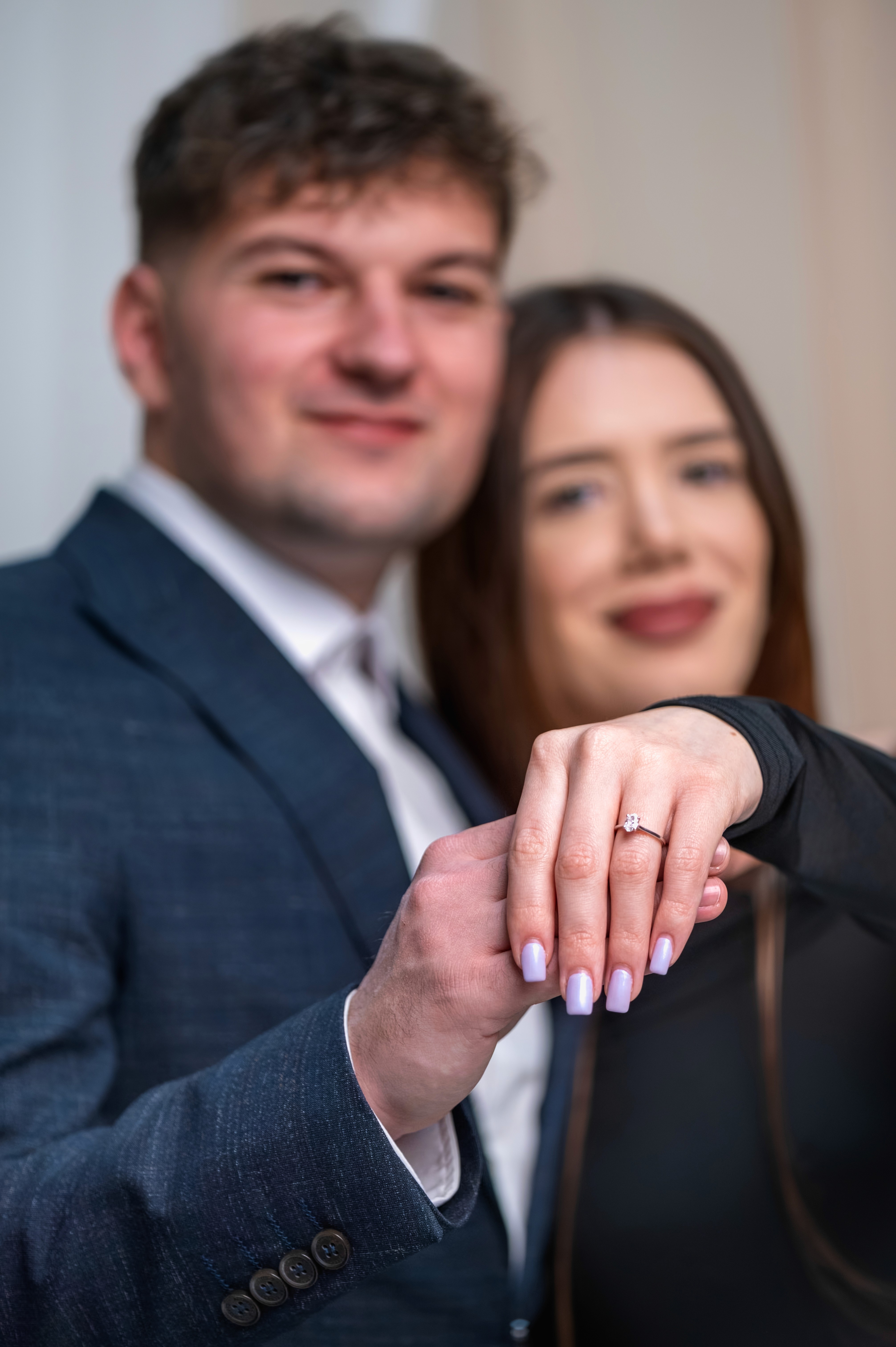 cuplu după logodnă arătând inelul, fotografie romantică în București