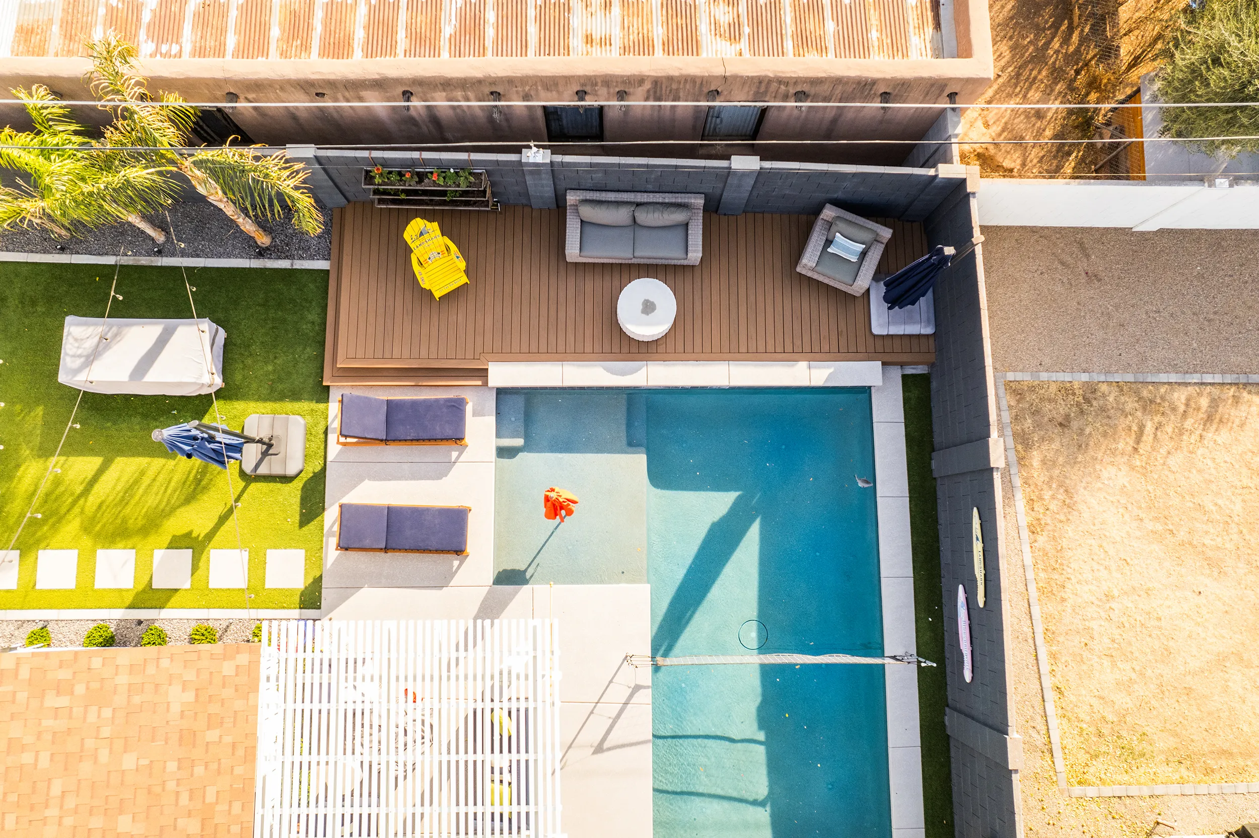 HBC Desks – A Contemporary Poolside Sanctuary with Trex Transcend Lineage decking