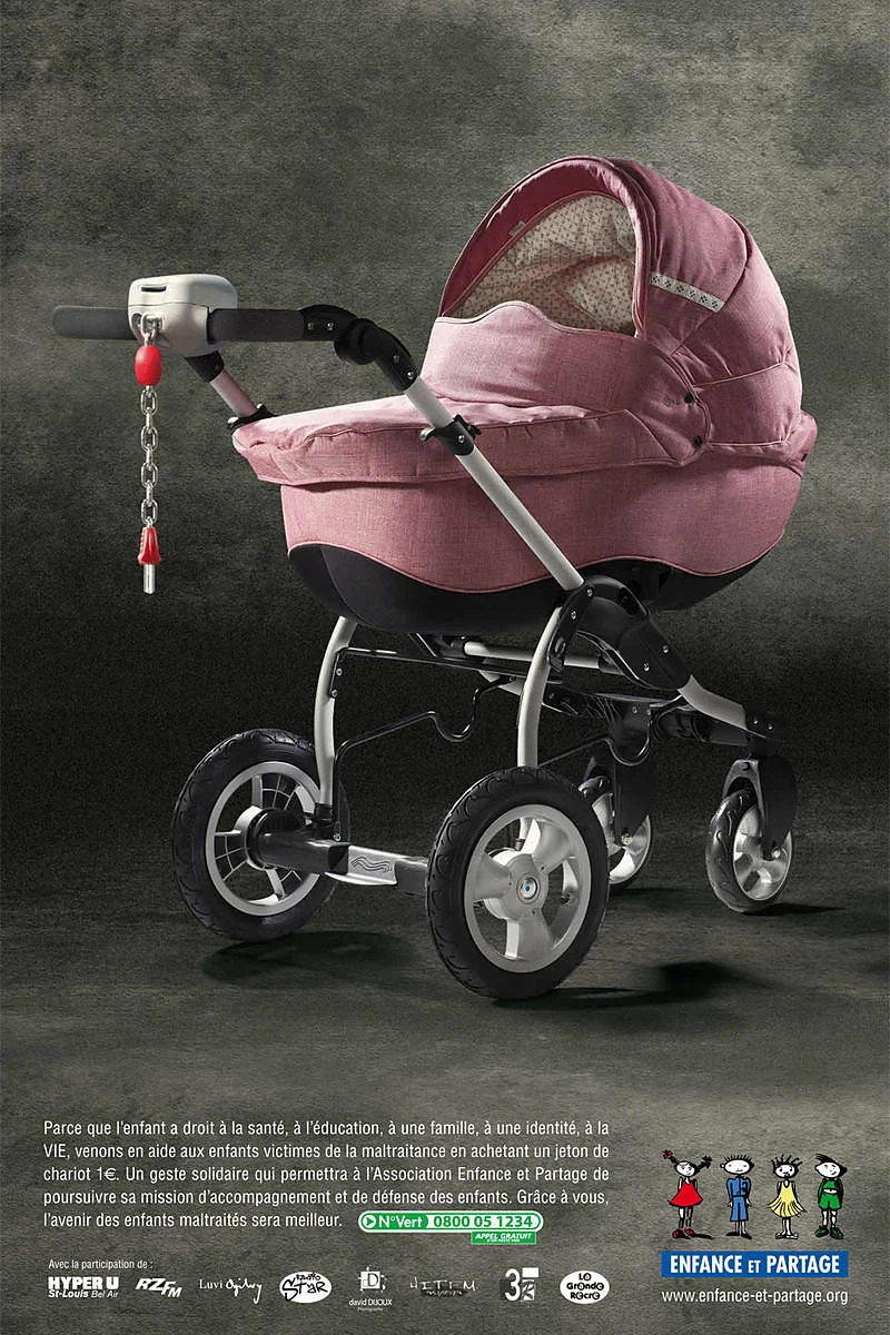 Photographie publicitaire d'une poussette pour la campagne d'affichage Enfance et Partage à La Réunion