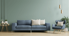 Blaues Sofa mit Sessel in modernem Wohnzimmer