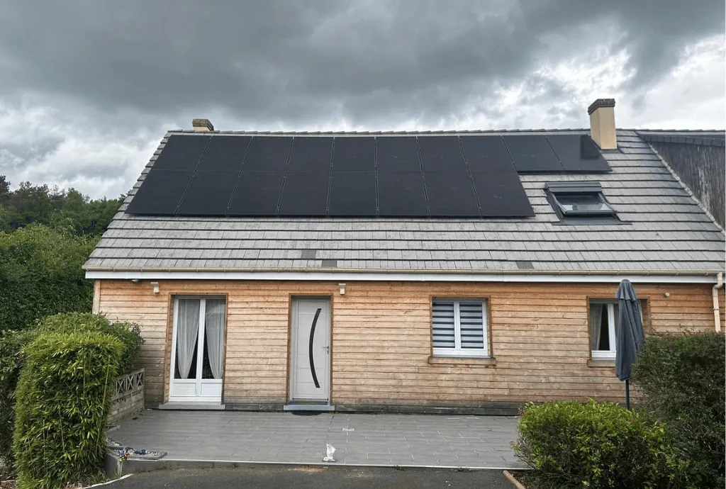 Photo d'une maison à Arelaune-en-Seine équipée de panneaux photovoltaïques dont l'installation a été faite par Solarock.