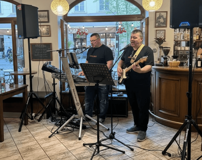 Duo Forte vystupuje v reštaurácii s živou hudbou