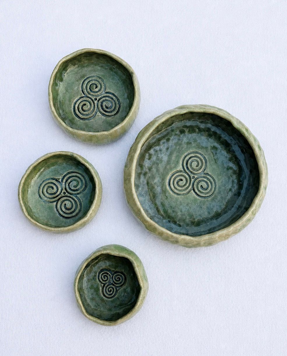 blue and brown ceramic bowl