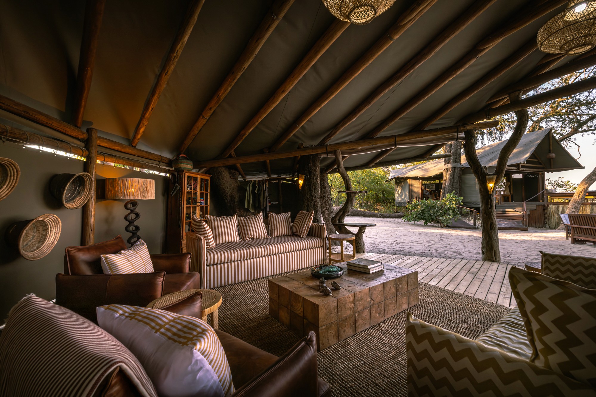 Kujwana Delta Ride, Okavango Delta, Botswana. Lounge area med bekväma soffor och stolar i lyxigt camp mitt i Okavangos vildmark.
