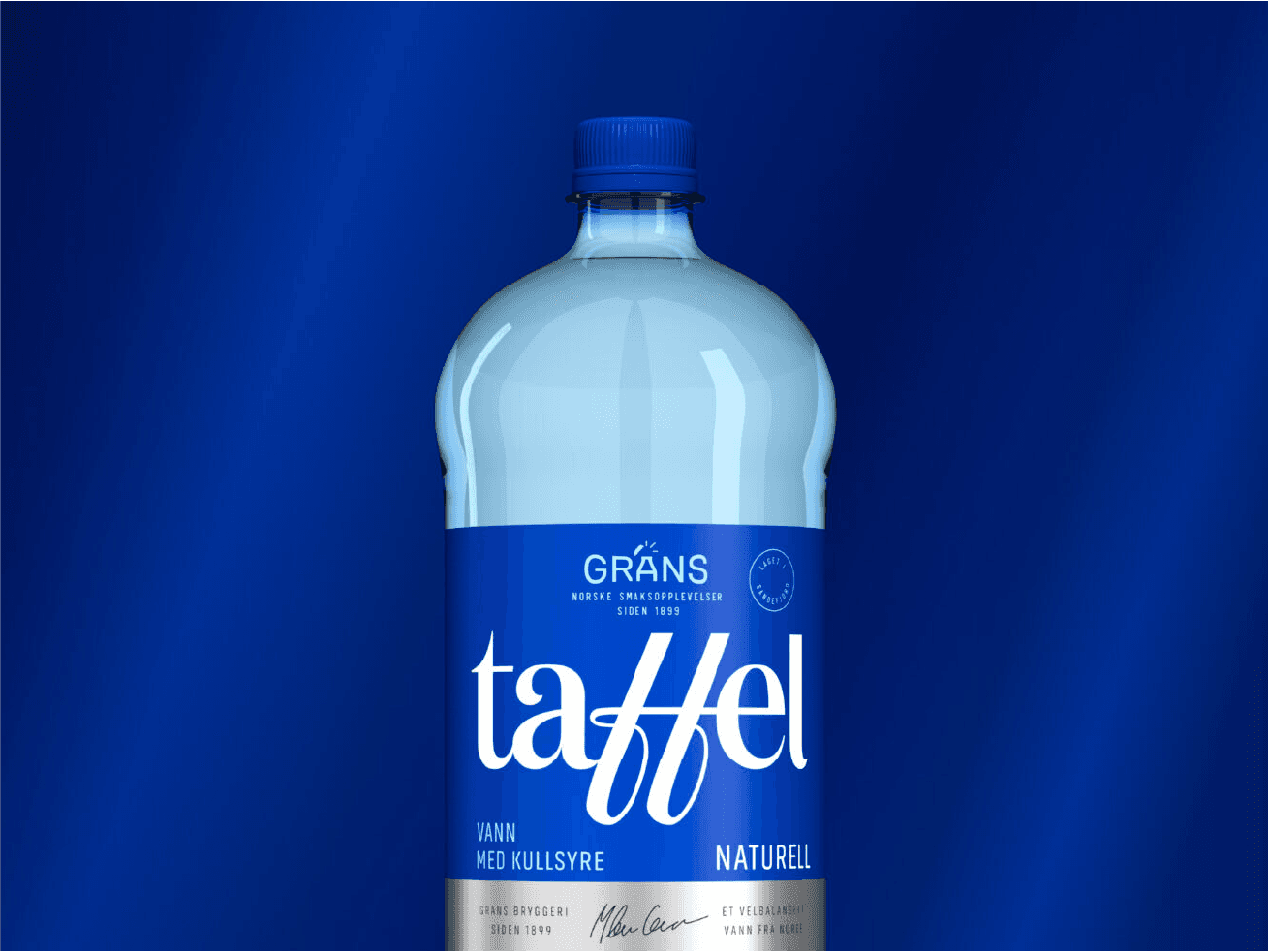 Taffelflaske med blått etikettdesign og bakgrunn