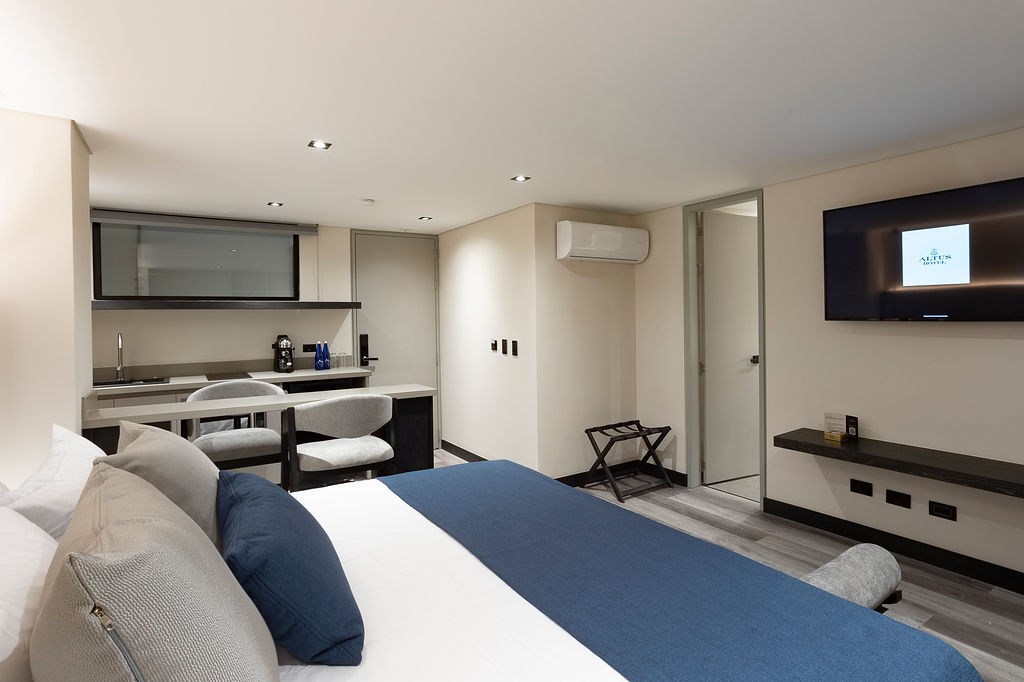 Hotel residencial premium Medellín, suite Altus Comfort con cocina privada, barra americana y vestier para máxima comodidad en estadías prolongadas.