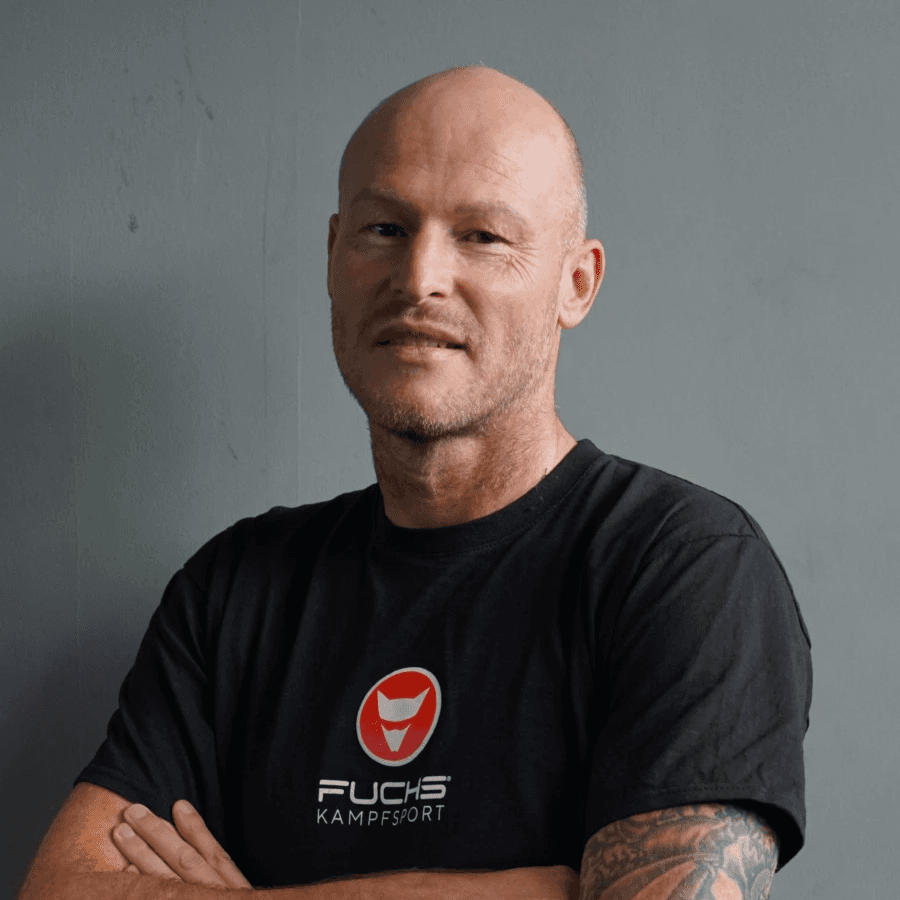 Rainer, Trainer im Fuchs Kampfsportstudio, spezialisiert auf traditionelles Muay Thai und K1 Kickboxen