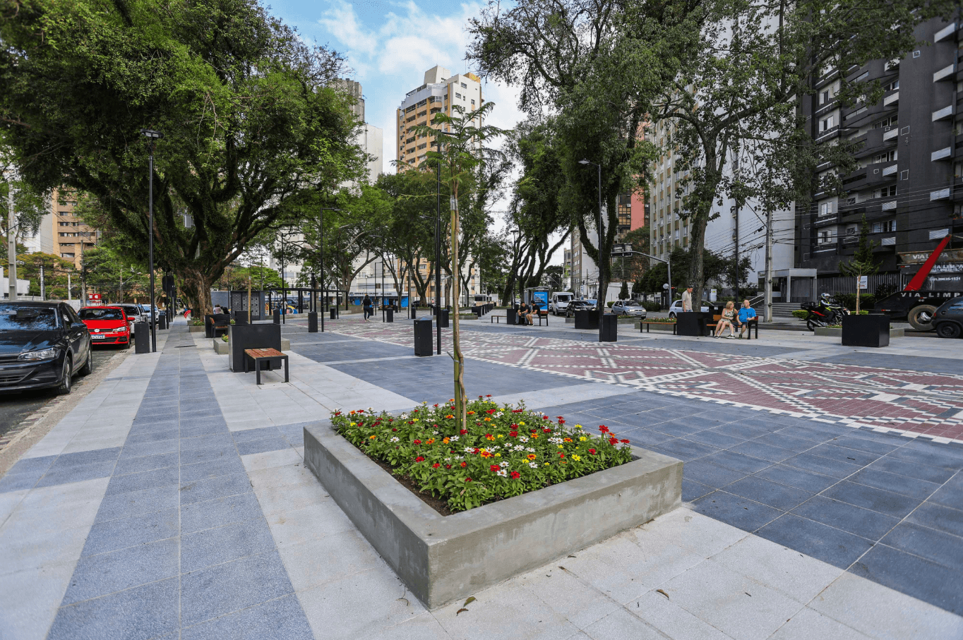 Feiras na Praça da Ucrânia, após a revitalização. Foto: Daniel Castellano / SMCS — Prefeitura de Curitiba.