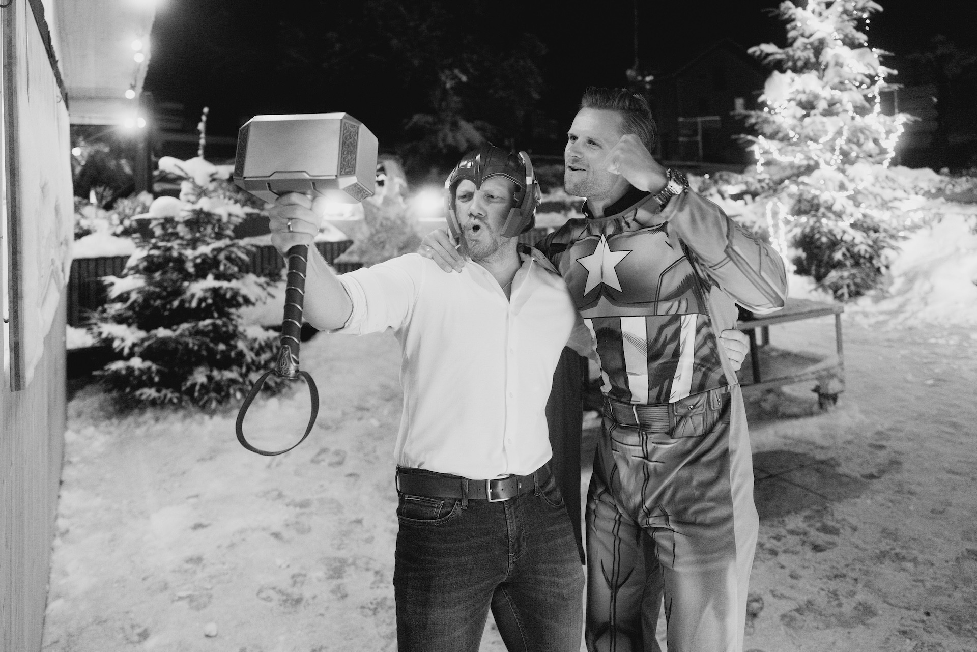 Zwei Männer verkleidet als Thor und Captain America machen Selfie im Winter