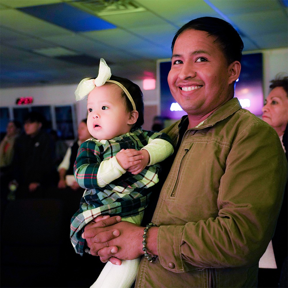 Hombre con bebe sonriendo