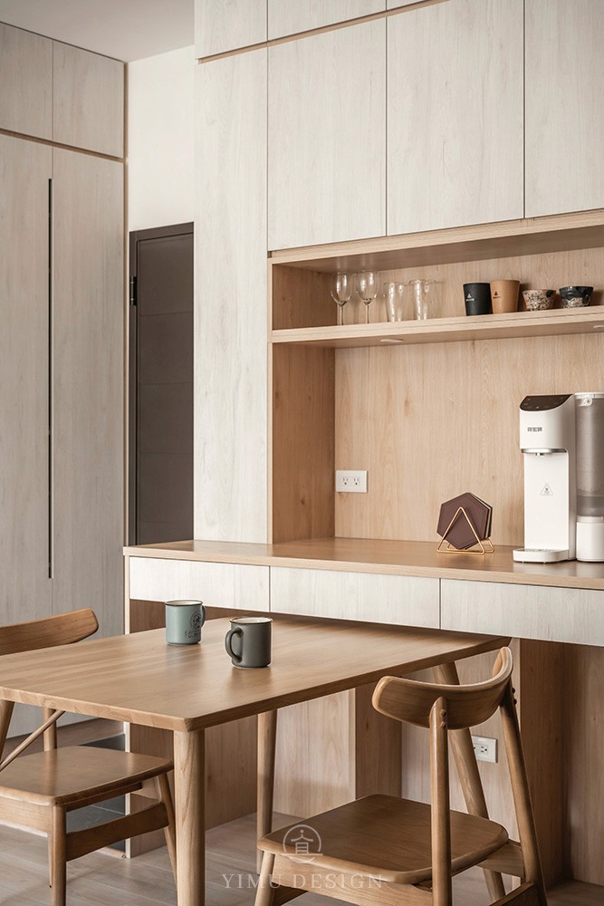 木光居住宅客廳與餐廳銜接空間，呈現通透視覺感受