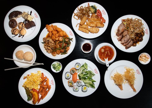 Verschiedene Teller mit angerichteten Buffetspeisen aus dem China Restaurant Lehaha