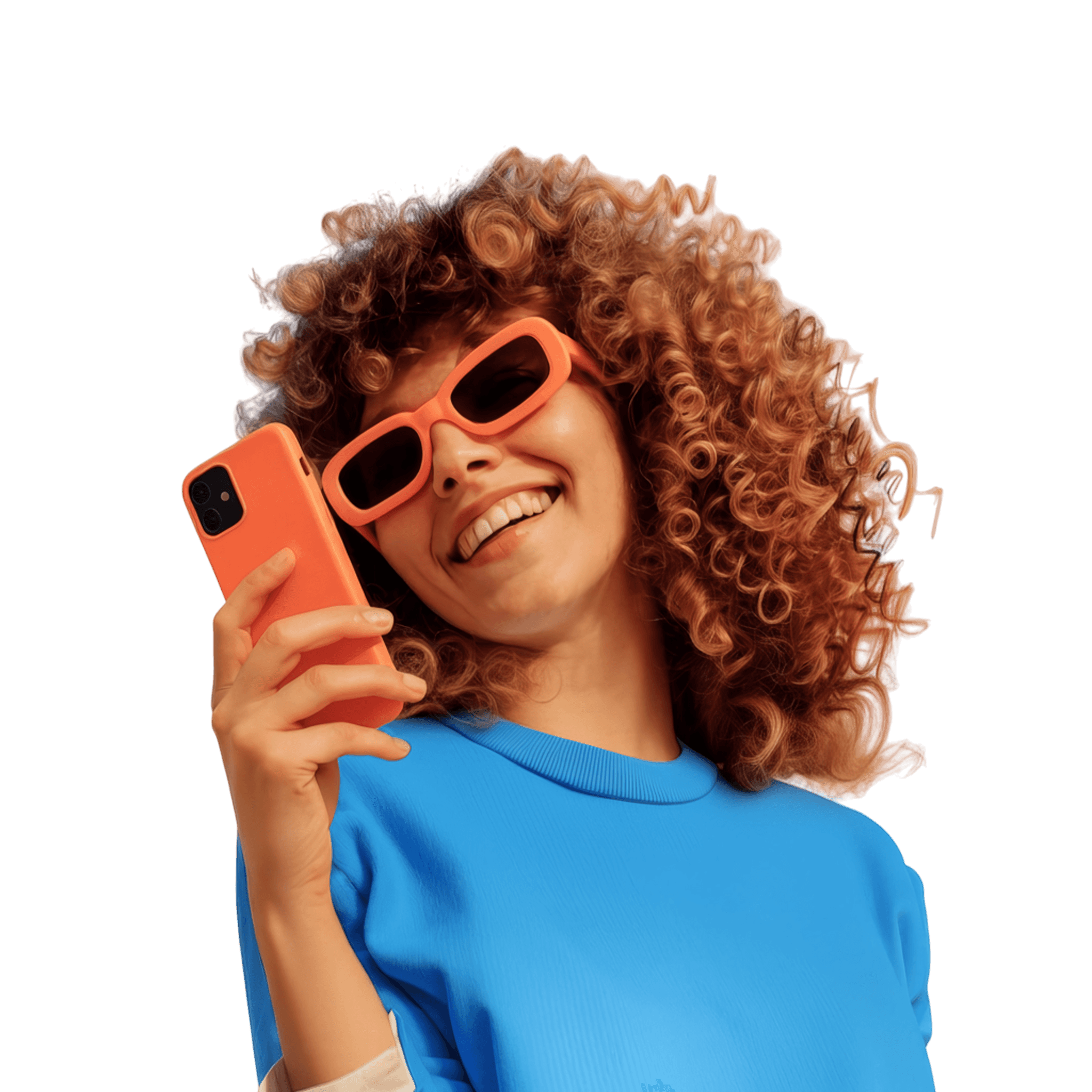 Mujer sonríe con alegría mientras sostiene su celular naranja