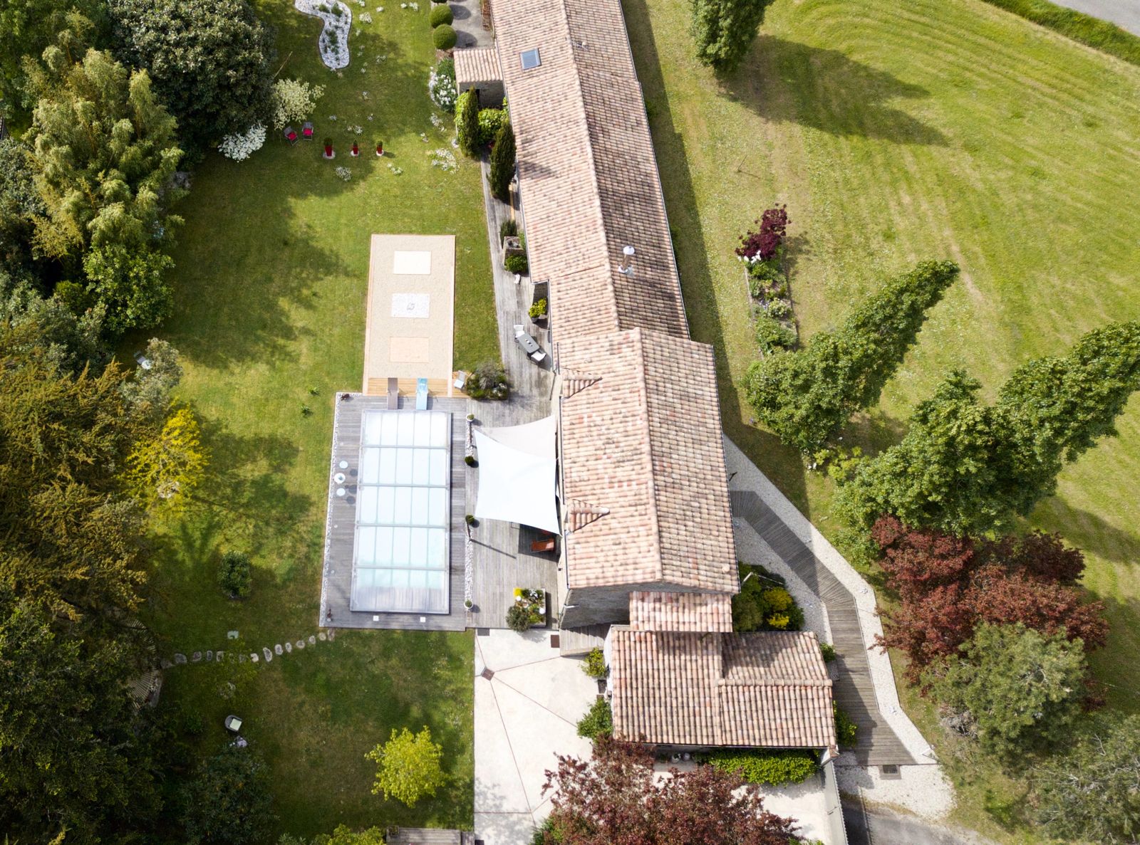 Terrasse avec toiles d'ombrage et piscine