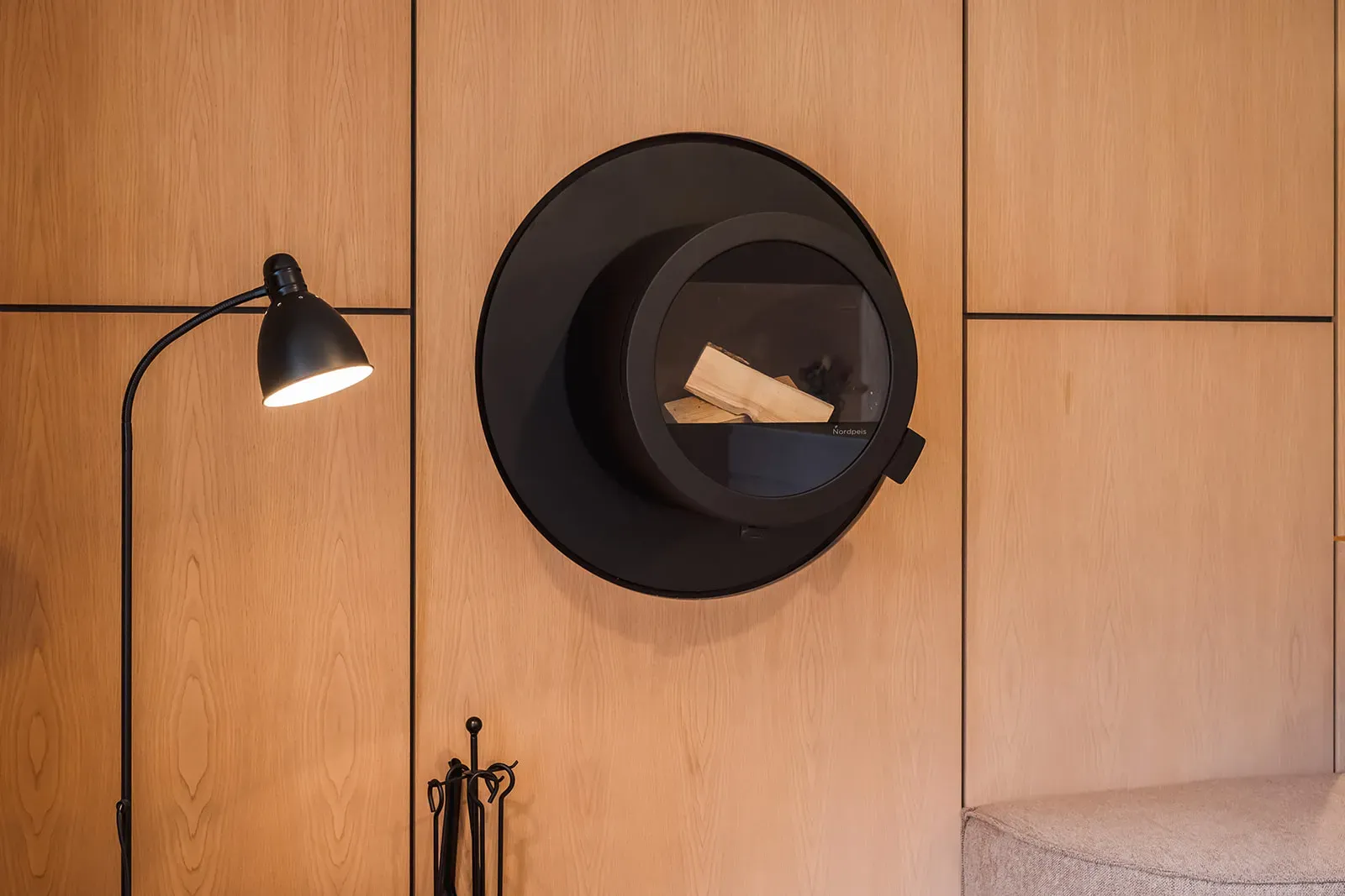 Schwarzer runder Ofen.