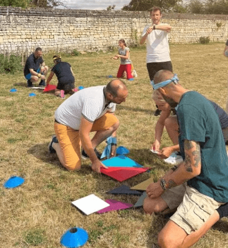 Vue d'un dîner dans un cabaret avec des invités assis autour de tables élégantes, regardant une performance sur scène, éclairée par des lumières tamisées.