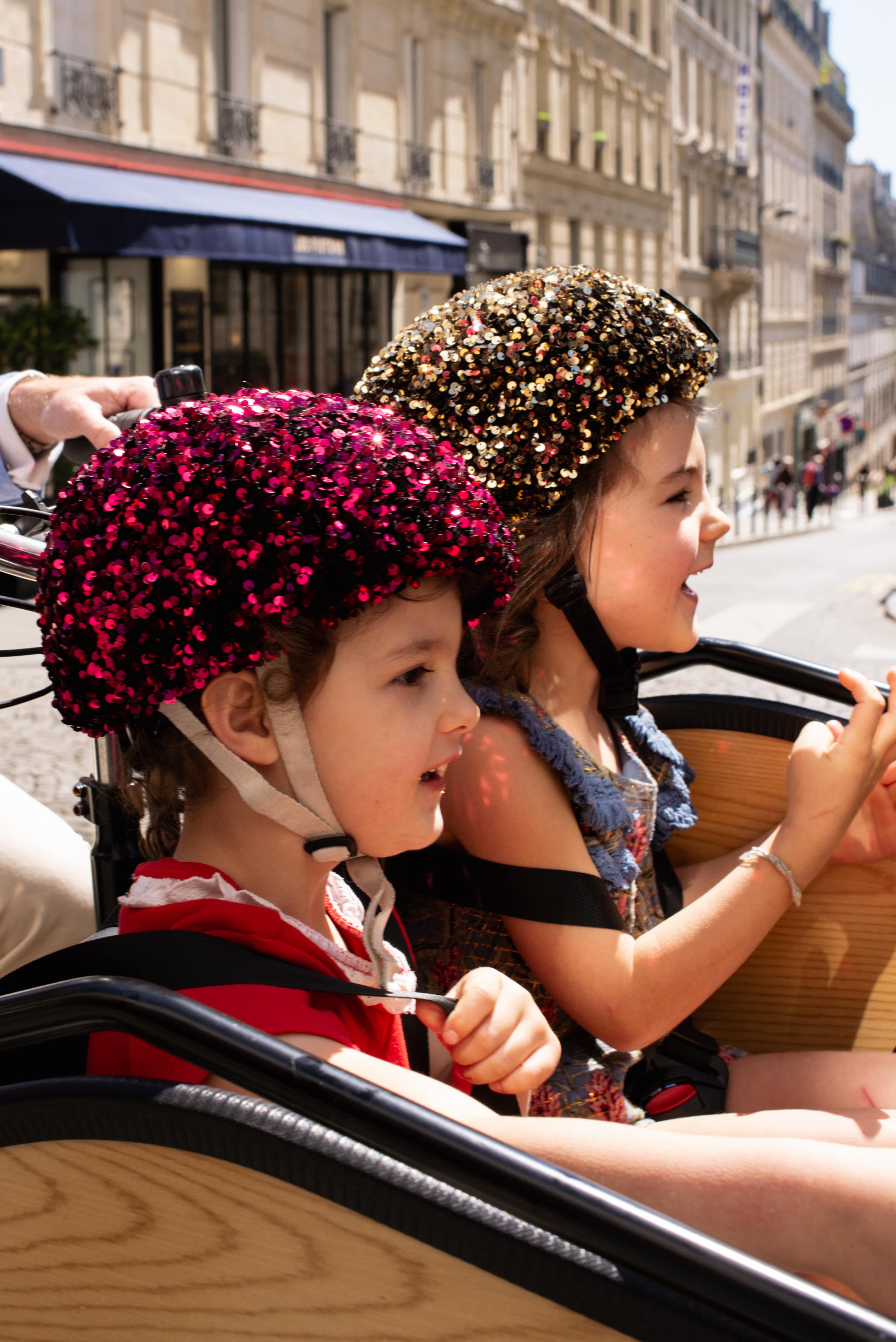 Portrait de deux jeunes filles soeurs à paris 