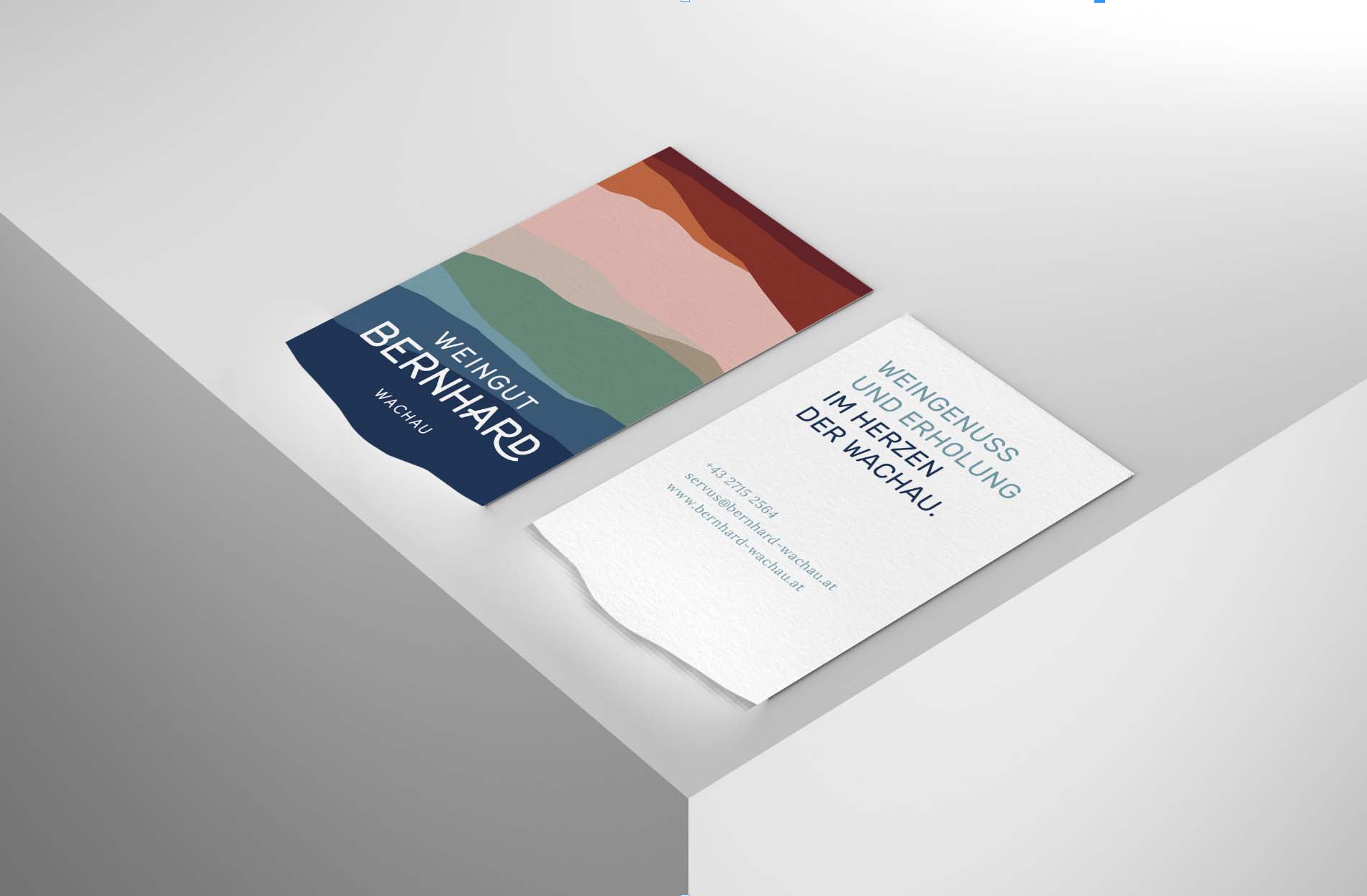 Visitenkarten. Minimalistische Geschäftsausstattung für das Weingut Bernhard mit Farbschichten als zentrales Gestaltungselement