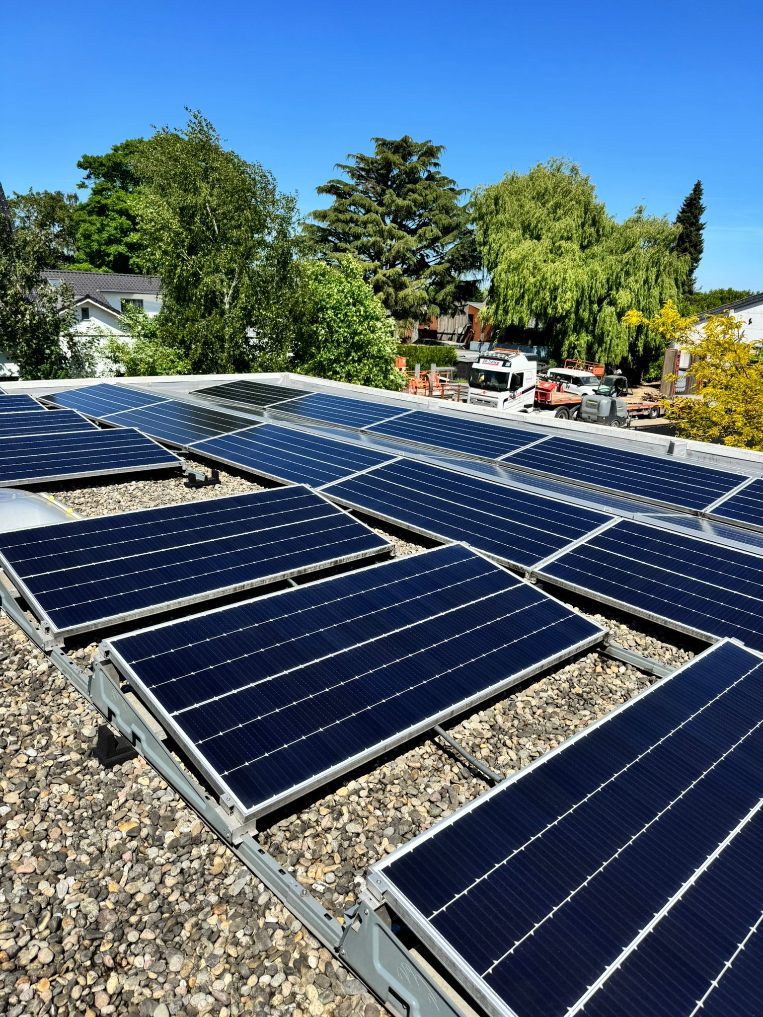 Zonnepanelen na reiniging, zichtbaar schoon en verbeterde uitstraling