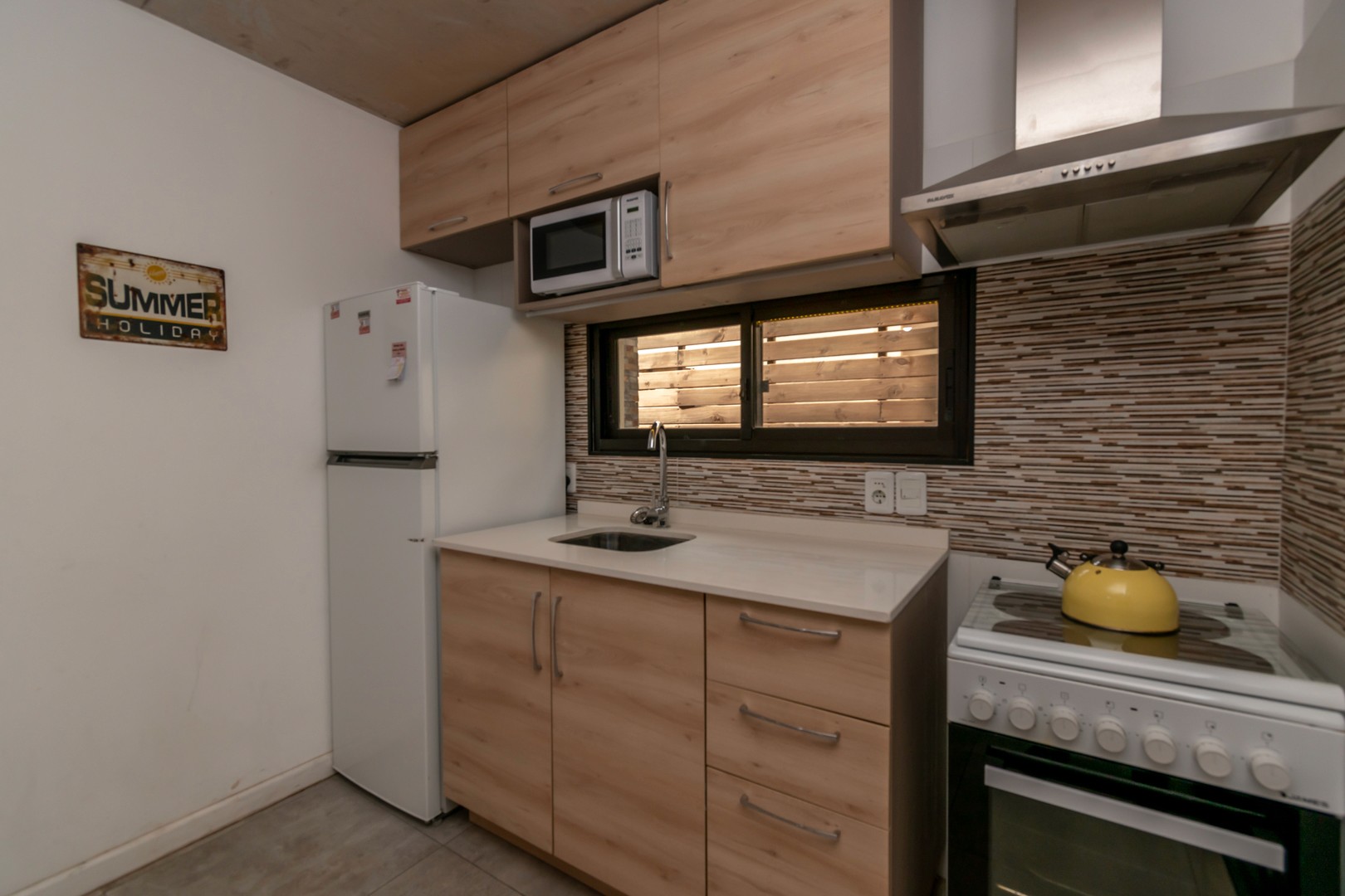 Cocina abierta de Casa Gaviotas con estilo contemporáneo - diseño de cocina minimalista con toques modernos y materiales duraderos.