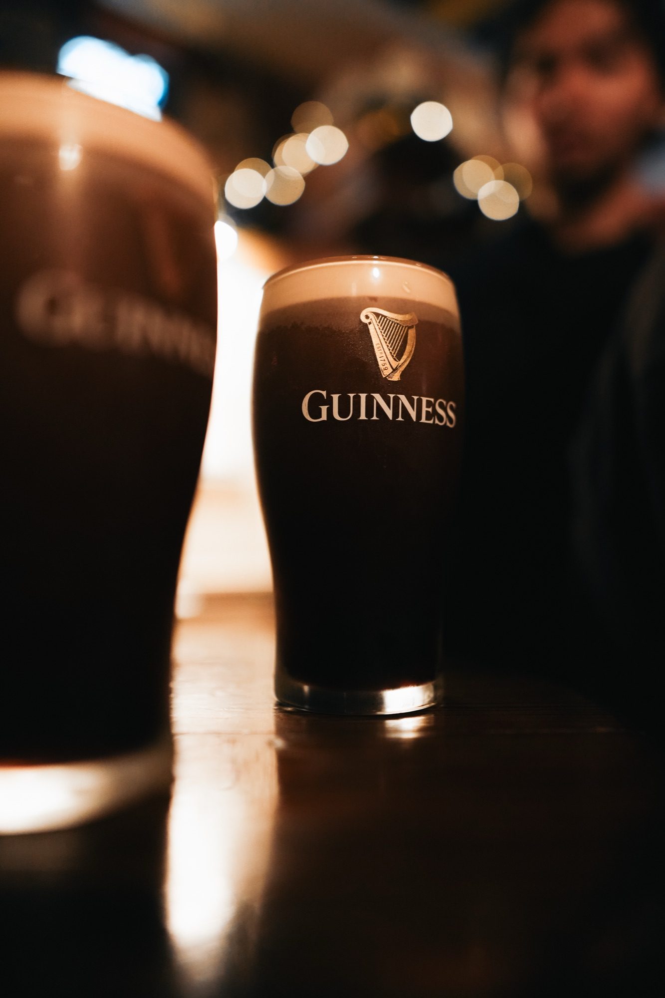 Glas Guinness auf einem Tisch im warmen Licht