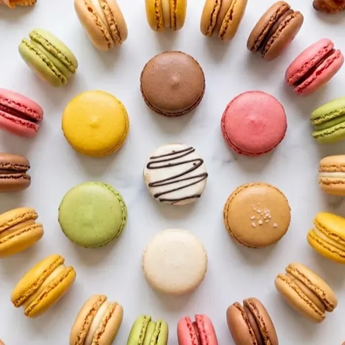 Mini Macarons de colores para mesas de dulces de eventos y coffee breaks en Vitacura.