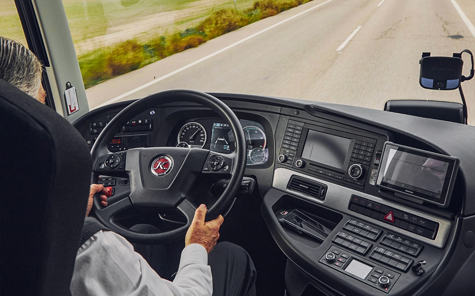 Conductor de autobús en ruta desde el Aeropuerto de Granada hasta la Estación de Autobuses de Granada.