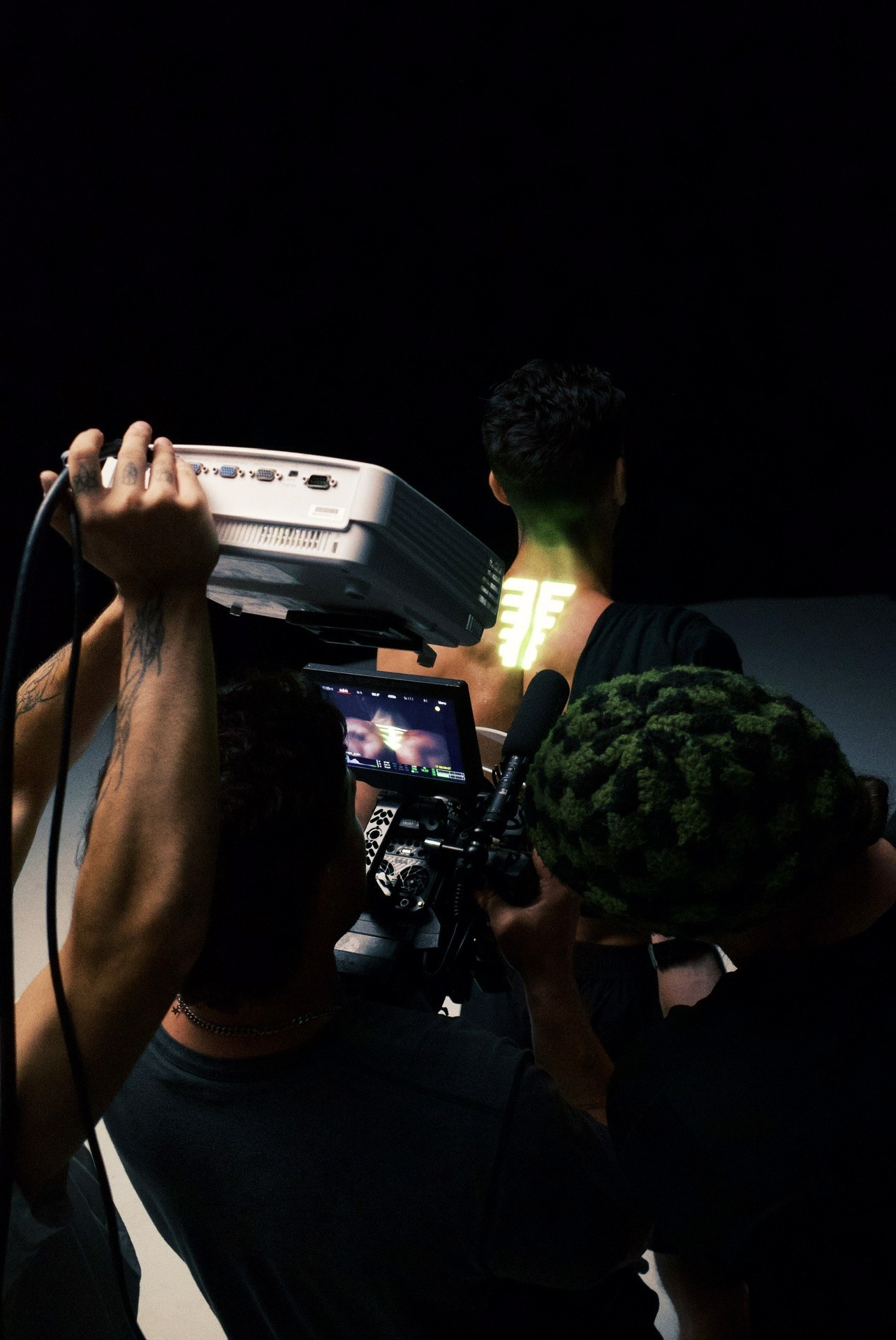 Person with light blue shirt looks to his right side